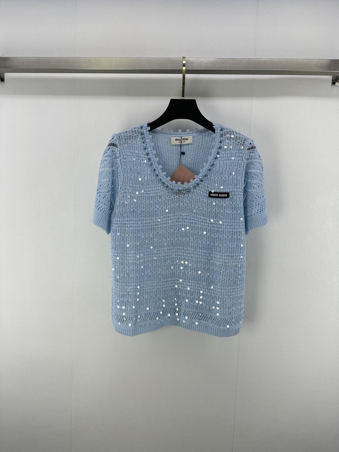 NO:425214,MiuMi* new details 25 New summer sequin hollow short sleeves, neckline beads and sequin logo embellishment, the upper body looks slim and matches at will, full of girlishness, loose and inclusive figure, showing a relaxed tone, double C logo on the chest highlights the light luxury and fashionable temperament!  3 color 3 code SML, miumiu, T-shirt, alexander wang19860909MiuMi*上新细节 25 夏季新款亮片镂空短袖 领口珠串亮片logo点缀修饰 上身显瘦随意搭配都好看 少女感满满 版型宽松包容身材 尽显松弛调性 胸前双C徽标 凸显轻奢时髦气质！ 3色3码SML,,miumiu,T-shirt,alexander wang,Women's clothing