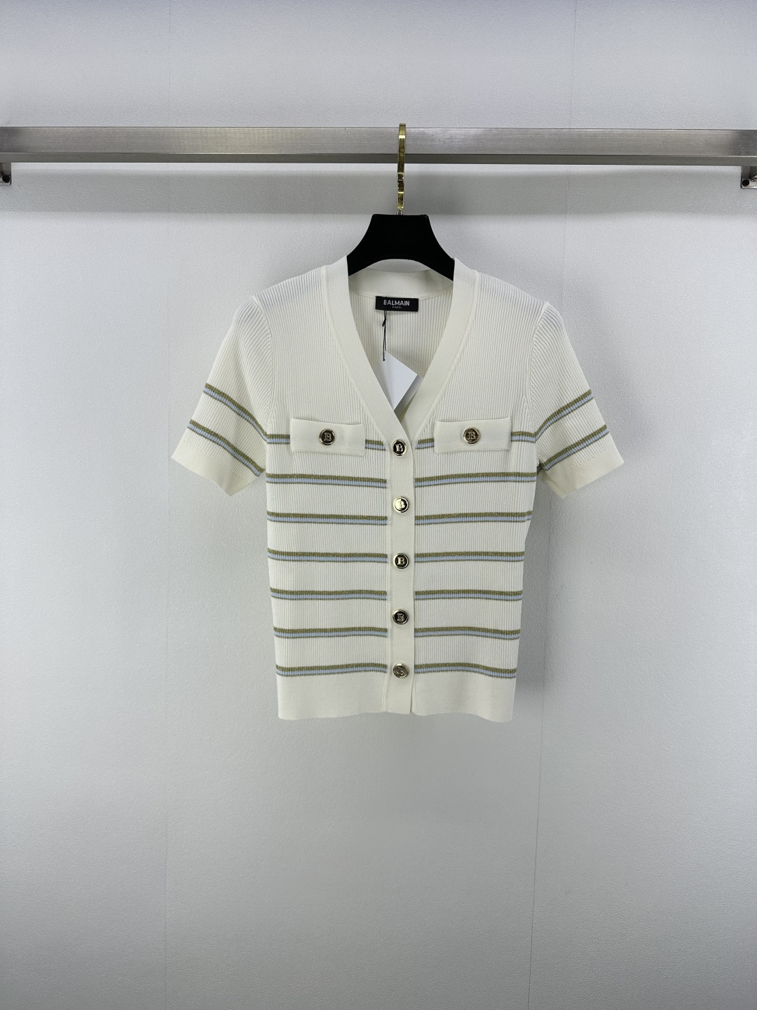 NO:425220,New details on Bamai* 25 New summer gold wire color-blocked knitted v-neck cardigan short sleeves Customized gold wire yarn is super textured, revealing temperament contrasting color edge age-reducing simple and comfortable scheming shirts are essential for 2 colors and 3 sizes SML, T-shirt, alexander wang19860909Bamai*上新细节 25 夏季新款金丝拼色针织v领开衫短袖 订制金丝纱线超有质感 透露着气质撞色边缘减龄简洁舒适心机小衫必备款 2色3码SML,,T-shirt,alexander wang,Women's clothing