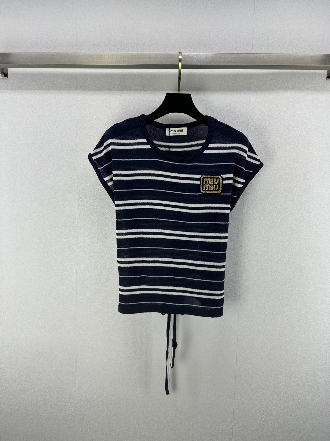 NO:423751,Miumi* new details 25 summer strap striped knitted short sleeves Customized YB imported yarn woven soft and skin-friendly Comfortable and stylish Round neck knitted short sleeves cut Beautify the proportion of head and shoulders to make the width and comfortable and cool. The stripes in the whole body are of different thicknesses and interlaced to form a sense of layering. Combined with the letter embroidered logo on the chest, strong retro style. The regular version uses side waist straps to increase the design sense. Inclusive body, elasticity is very sweet and fashionable. Customized surface accessories 3 colors and 3 codes SML, miumiu, T-shirt, alexander wang19860909miumi*上新细节 25夏季绑带条纹针织短袖 定制YB进口纱线织造 柔软亲肤 舒适有型 圆领针织短袖剪裁 美化头肩比例更显瘦 阔袖舒适清凉 通体两色条纹粗细不一 交错碰撞形成层次感 配合胸前字母刺绣徽标装饰 复古风格强烈 常规版型利用侧腰绑带增加设计感 包容身材 弹力十足甜美洋气 定制面辅料 3色3码SML,,miumiu,T-shirt,alexander wang,Women's clothing