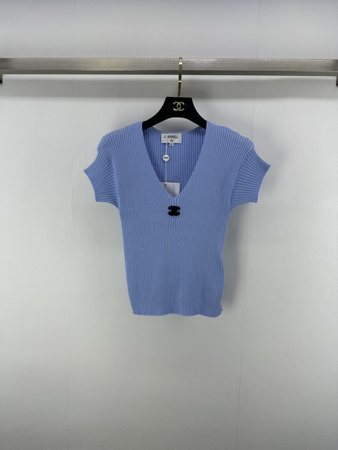 NO:425229,Chane* new details 25 New summer new V-neck knitted short sleeves Customized YB imported yarn woven, comfortable texture, delicate skin-friendly, knitted short-sleeved top cut, the whole body is woven with vertical pit strips, crochet texture, contrasting chest color double C presents elegant style, elastic and tighter, more delicate, slim outfit, highlights light luxury and fashionable temperament, single wear can be worn, the first choice for fashionable outfits in all seasons 3 colors 3 codes SML, chanel, T-shirt, alexander wang19860909Chane*上新细节 25 夏季新款新品V领针织收口短袖 定制YB进口纱线织造 质感舒适 亲肤细腻 针织短袖上衣剪裁 通体利用竖坑条钩针肌理交织 胸口撞色双C呈现优雅格调 弹性松紧更显精致 穿搭显瘦 凸显轻奢时髦气质 单穿叠穿均可 四季时尚穿搭首选 3色3码SML,,chanel,T-shirt,alexander wang,Women's clothing