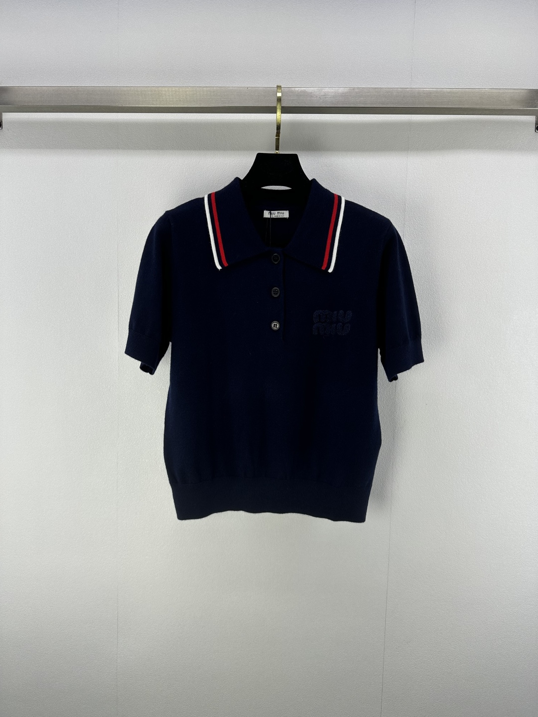 NO:423736,Miumi* new details 25 Spring and summer new Polo knitted contrasting colored short sleeves Left contrasting color letter flocking logo Casual and optional matching versatile and not picky. Knitted fabric is soft and textured. Daily pants and skirts are excellent. Easy to grasp the fashionable feeling. 3 colors and 3 sizes SML, miumiu, skirts, T-shirt, alexander wang19860909miumi*上新细节 25 春夏新款Polo针织撞色边短袖 左侧撞色字母植绒logo 休闲任意搭配 百搭不挑人 针织面料软糯有质感 日常搭裤装裙装都很绝 轻松拿捏时髦感 3色3码SML,,miumiu,skirts,T-shirt,alexander wang,Women's clothing