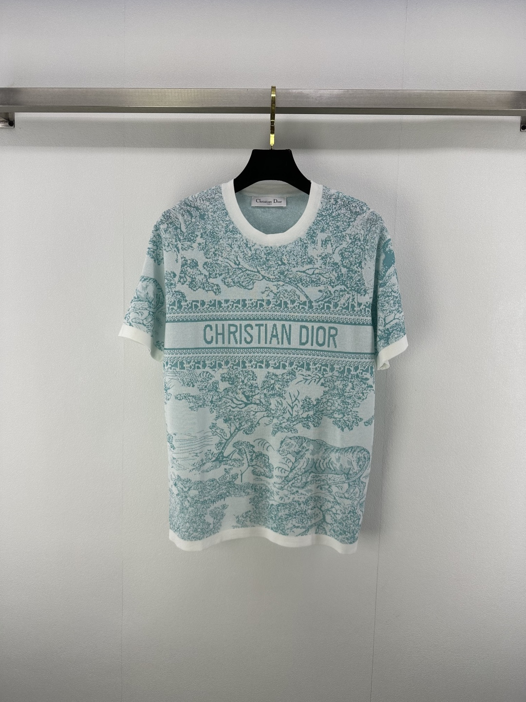 NO:426306,New details on Dio* 25 Spring and Summer Latest Chez Moi Series Jungle Animal Jacquard Knit Short Sleeves!  French elegant temperament!  Full jacquard pattern, French elegant summer versatile item!  Short-sleeved loose fit, the upper body is not picky at all!  3 color 3 code SML, dior, T-shirt, alexander wang19860909Dio*上新细节 25 春夏最新Chez Moi 系列 丛林动物提花针织短袖！法式优雅气质！全提花图案,法式优雅的夏日气息百搭单品！短袖宽松版型,上身完全不挑人！ 3色3码SML,,dior,T-shirt,alexander wang,Women's clothing