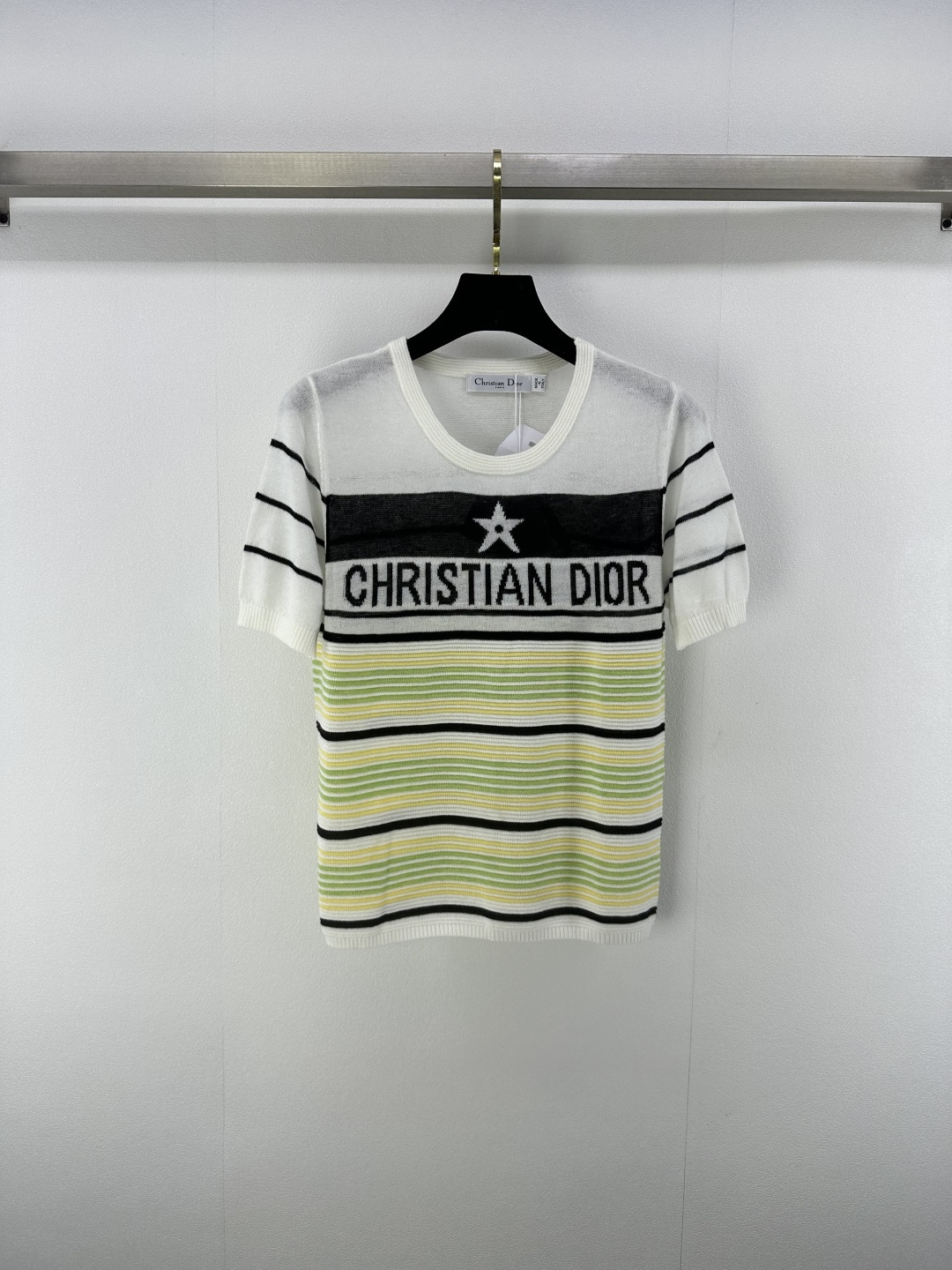 NO:423745,Dio* New Details 25 Spring and Summer Latest Hollow Five-pointed Star Short Sleeve!  Customized YB blended yarn weaving, delicate texture, soft and comfortable, the two-color hollow interweaving of the whole body adds exquisite tone, full of elasticity, regular styles show fashionable temperament, slim and inclusive figure, five-pointed star letter slogan decoration on the chest, display brand tone, fashionable and retro style!  2 color 3 code SML, dior, T-shirt, alexander wang19860909Dio* 上新细节 25 春夏最新镂空五角星短袖！定制YB混纺纱线织造 细腻肌理 柔软舒适 通体双色镂空交织增添精致调性 弹性十足 常规版型穿出时髦气质 显瘦包容身材 胸前五角星字母标语装饰 展示品牌调性 时髦复古风格！ 2色3码SML,,dior,T-shirt,alexander wang,Women's clothing