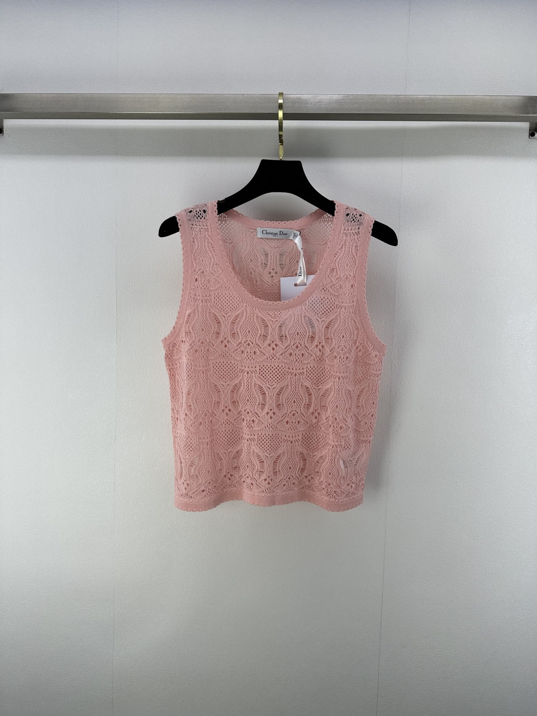 NO:423633,Dio* New Details 25 Spring and Summer Latest Embroidered Letter Round Neck Contrast Vest!  The threads on the cuffs are slim and are very elastic and comfortable to wear. The embroidered bee pattern on the chest is elegant and fashionable. Create a personalized style. Fashionable and fashionable. The brand's high-end design feels full!  3 color 3 code SML, dior, alexander wang19860909Dio* 上新细节 25 春夏最新刺绣字母圆领撞色背心！袖口衣摆螺纹收边 弹性十足穿着舒适 胸前刺绣小蜜蜂图案 优雅时尚感立现 打造个性风格 洋气时髦 品牌高级设计感拉满！ 3色3码SML,,dior,alexander wang,Women's clothing