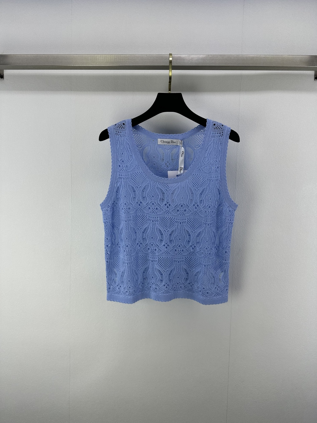 NO:423645,New details on Dio* 25 New summer knitted round neck butterfly vest body agile butterfly elements, simple and luxurious style, delicate knitted texture, exquisite hollow embellishment, soft and skin-friendly, easy to control various occasions 3 colors 3 codes SML, dior, alexander wang19860909Dio*上新细节 25 夏季新款针织圆领蝴蝶背心衣身灵动蝴蝶元素 简约中彰显奢华格调 细腻针织纹理 精致镂空点缀 触感柔软亲肤 轻松驾驭多样场合 3色3码SML,,dior,alexander wang,Women's clothing