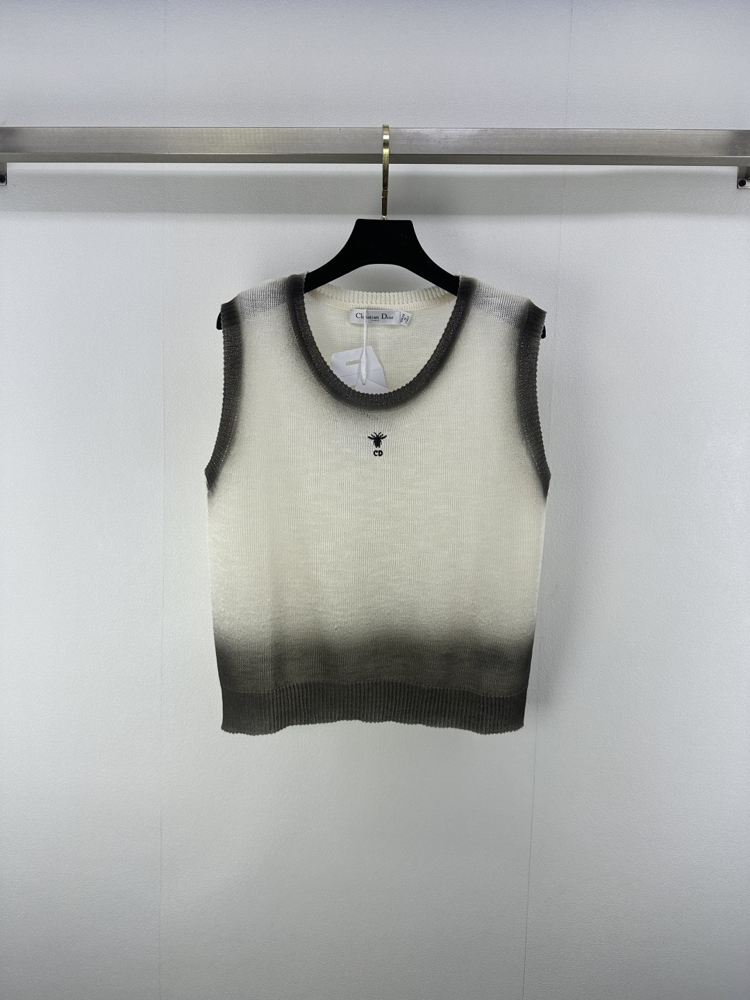 NO:423779,Dio* New Details 25 Spring and Summer Latest Embroidered Letter Round Neck Contrast Vest!  The threads on the cuffs are slim and are very elastic and comfortable to wear. The embroidered bee pattern on the chest is elegant and fashionable. Create a personalized style. Fashionable and fashionable. The brand's high-end design feels full!  3 color 3 code SML, dior, alexander wang19860909Dio* 上新细节 25 春夏最新刺绣字母圆领撞色背心！袖口衣摆螺纹收边 弹性十足穿着舒适 胸前刺绣小蜜蜂图案 优雅时尚感立现 打造个性风格 洋气时髦 品牌高级设计感拉满！ 3色3码SML,,dior,alexander wang,Women's clothing