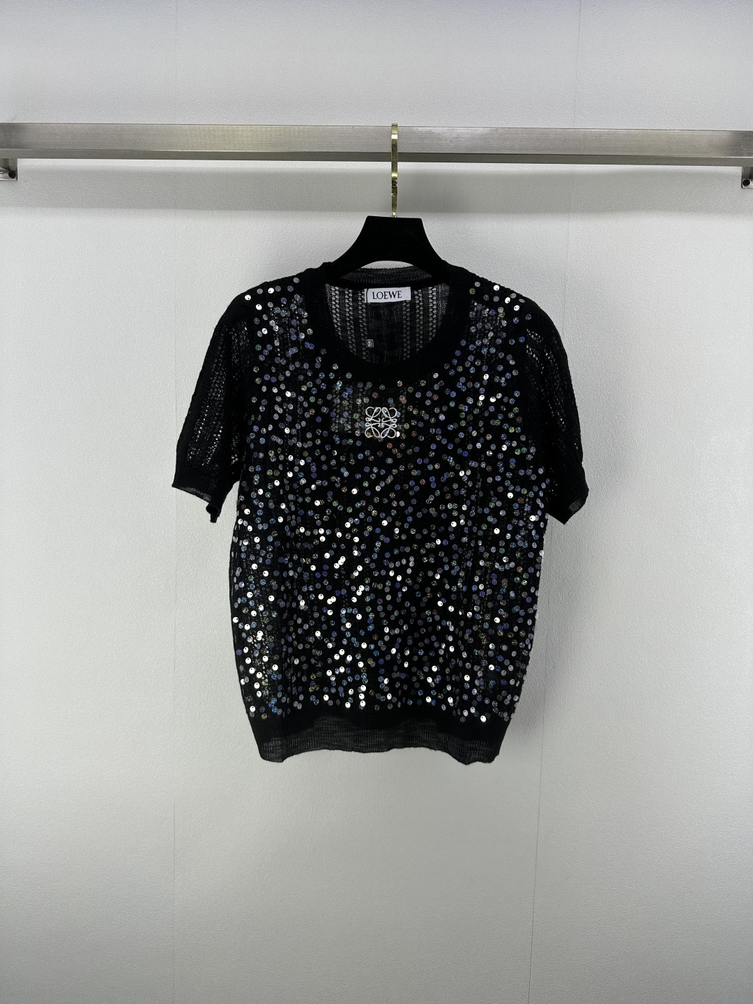 NO:423664,Loew* new details 25 New summer sequin hollow short sleeves, sequin logo embellishment, slim and match the upper body, beautiful in any way, full of girlishness, loose and inclusive figure, showing a relaxed tone, and the logo on the chest highlights the light luxury and fashionable temperament!  3 color 3 code SML, loewe, T-shirt, alexander wang19860909loew*上新细节 25 夏季新款亮片镂空短袖 亮片logo点缀修饰 上身显瘦随意搭配都好看 少女感满满 版型宽松包容身材 尽显松弛调性 胸前徽标 凸显轻奢时髦气质！ 3色3码SML,,loewe,T-shirt,alexander wang,Women's clothing