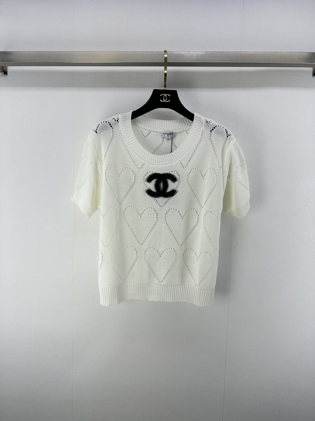 NO:423675,Chane* New Details 25 Spring and Summer Latest Love Hollow Knitted Short Sleeves!  Positioned flocking logo Customized blended yarn material Delicate texture Soft and comfortable Round neck knitted short-sleeved cut Fine knitted threaded edges to add exquisite tone Matched with elastic fabric to accommodate body shapes Full body love jacquard Show brand tone Versatile styles that do not pick age-respect skin tone, age-reducing fashionable and retro style!  2 color 3 code SML, chanel, T-shirt, alexander wang19860909Chane*上新细节 25 春夏最新爱心镂空针织短袖！定位植绒logo 定制混纺纱线材质 细腻肌理 柔软舒适 圆领针织短袖裁剪 通体细密针织 螺纹包边增添精致调性 搭配弹性十足的面料包容身材 通体爱心提花 展示品牌调性 百搭款式不挑年龄肤色 减龄时髦复古风格！ 2色3码SML,,chanel,T-shirt,alexander wang,Women's clothing