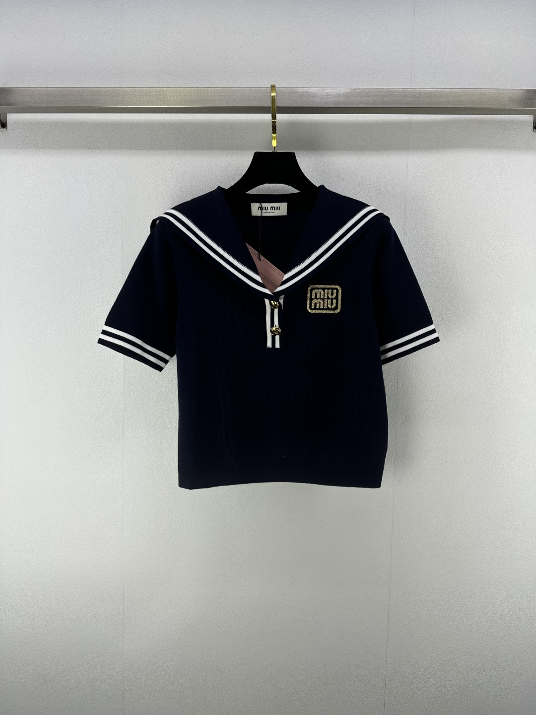 NO:423683,New details on MiuMiu 25 Spring and summer new navy collar half cardigan short sleeve contrast design decorative embroidered letter lapel short sleeve top!  The upper body has a skin-touch filter to make it look white, versatile and age-reducing 2 colors and 3 codes SML, miumiu, T-shirt, alexander wang19860909MiuMiu上新细节 25 春夏新款海军领半开衫短袖 撞色设计装饰刺绣字母翻领短袖小上衣！上身自带磨皮滤镜显白 百搭又减龄 2色3码SML,,miumiu,T-shirt,alexander wang,Women's clothing