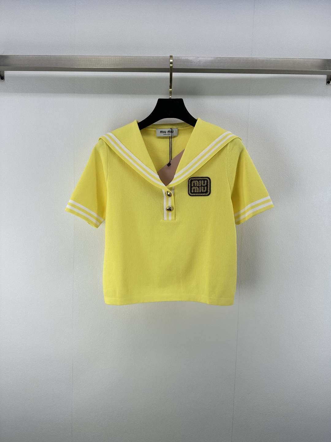 NO:423692,New details on MiuMiu 25 Spring and summer new navy collar half cardigan short sleeve contrast design decorative embroidered letter lapel short sleeve top!  The upper body has a skin-fray filter to make it look white 2 colors and 3 codes SML, miumiu, T-shirt, alexander wang19860909MiuMiu上新细节 25 春夏新款海军领半开衫短袖 撞色设计装饰刺绣字母翻领短袖小上衣！上身自带磨皮滤镜显白 2色3码SML,,miumiu,T-shirt,alexander wang,Women's clothing