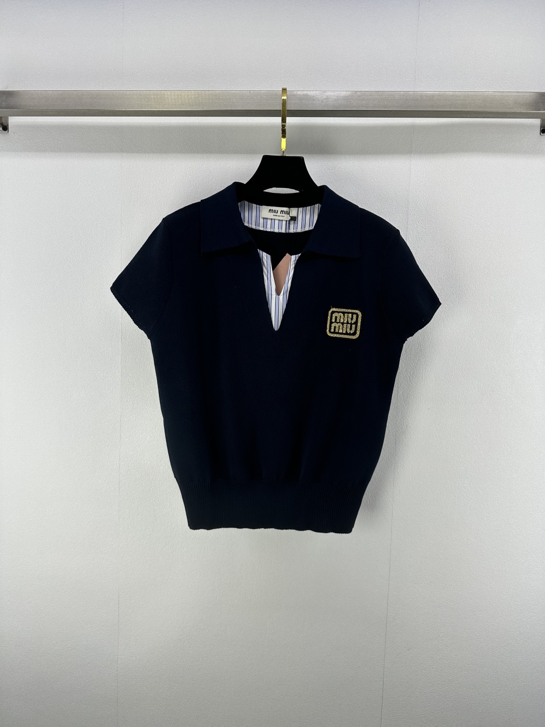 NO:423701,Miumi* new details 25 New summer lapel short sleeves, spliced ​​shirt collar design, logo flocking logo embellishment and embellishment, highlighting the high-end feeling of outfits and showing a relaxed tone. The first choice for fashionable outfits in all seasons!  3 color 3 code SML, miumiu, T-shirt, alexander wang19860909miumi*上新细节 25 夏季新款翻领短袖 拼接衬衣领设计 logo植绒徽标点缀修饰 凸显穿搭高级感 尽显松弛调性 四季时尚穿搭首选！ 3色3码SML,,miumiu,T-shirt,alexander wang,Women's clothing