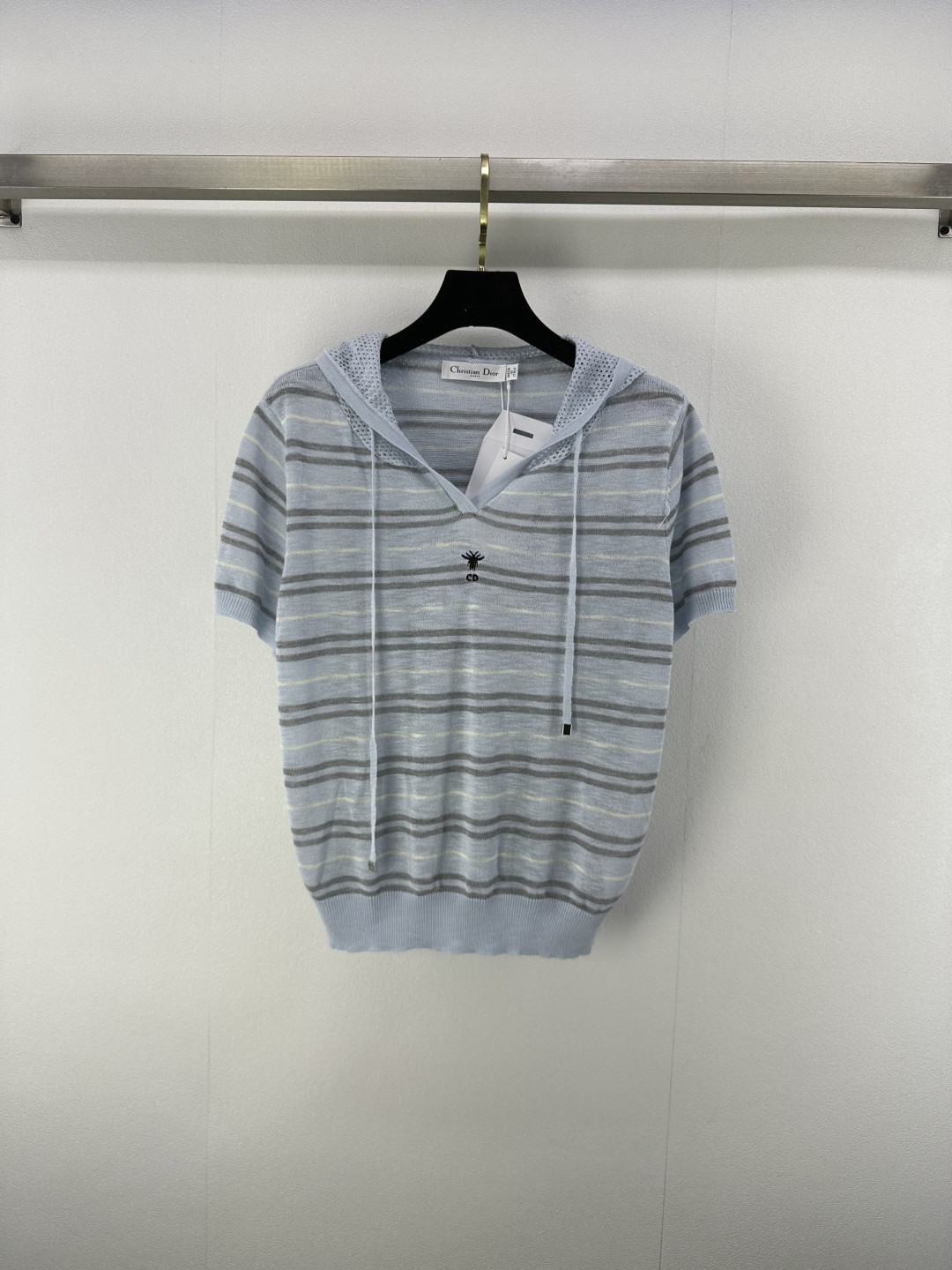 NO:423709,New details on Dio* 25 Spring and summer new hooded short sleeves, the upper body is particularly elegant, spliced ​​pattern hooded logo embroidery classic fashionable and versatile!  Summer cold fabric 1 color 3 code SML, dior, T-shirt,hats,alexander wang19860909Dio*上新细节 25 春夏新款连帽短袖 上身特别显气质 拼接花纹连帽 logo刺绣经典时尚百搭！夏日冰凉面料 1色3码SML,,dior,T-shirt,hats,alexander wang,Women's clothing