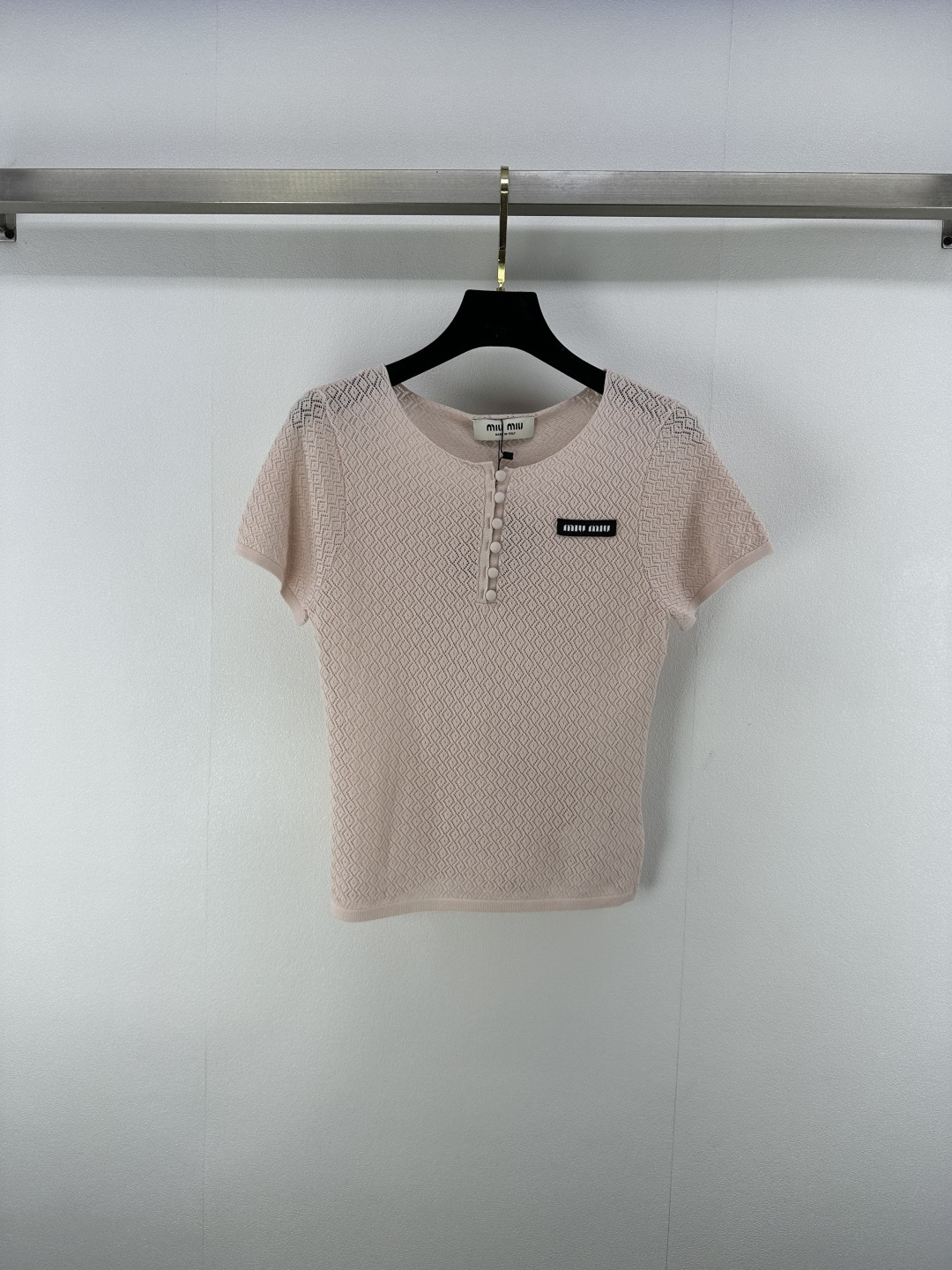 NO:423717,New details on MiuMi* 25 Spring and Summer Newest Round Neck Knitted Short Sleeves!  Positioning logo, custom wool yarn weaving, high-quality texture, gloss and comfortable, knitted round neck half-pallet top cut, the whole body is intertwined with crochet texture, outlines the fine texture pattern, highlights the high-end feeling of outfit, and shows the relaxed tone. The first choice for fashionable outfits in all seasons!  3 color 3 code SML, miumiu, T-shirt, alexander wang19860909MiuMi*上新细节 25 春夏最新圆领针织短袖！定位徽标logo 定制羊毛纱线织造 质感高级 光泽舒适 针织圆领半开襟上衣剪裁 通体利用钩针肌理交织 勾勒出细密纹理图案 凸显穿搭高级感 尽显松弛调性 四季时尚穿搭首选！ 3色3码SML,,miumiu,T-shirt,alexander wang,Women's clothing