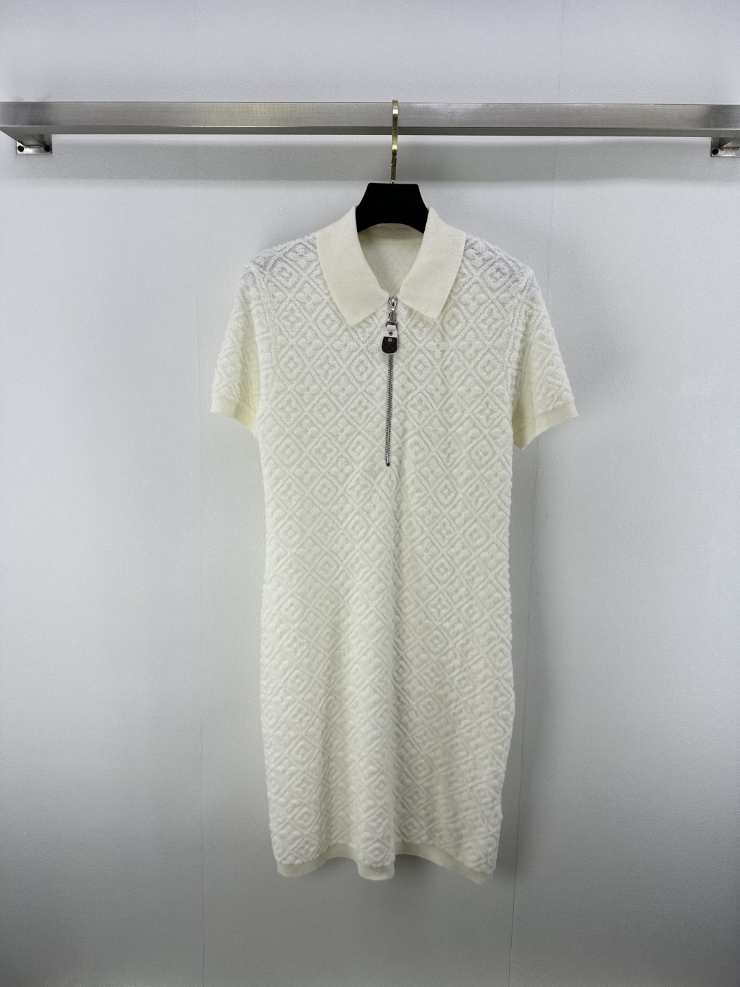 NO:423769,Lv *New details 25 Spring and Summer latest series embossed semi-zipper short-sleeved skirt!  Custom imported wool knitted material, soft, comfortable and elastic, semi-zipper collar, hem thread edge-closed design, adding layeredness, the large body is decorated with four-leaf clover letter jacquard pattern to highlight the brand tone, collide with old money style elements, lapel short-sleeved skirt top cut, regular style to accommodate body, loose and fashionable outfit!  2 color 3 code SML, louis vuitton, skirts, T-shirt, alexander wang19860909Lv *上新细节 25 春夏最新系浮雕半拉链短袖裙！定制进口羊毛针织材质 软糯舒适弹力 半拉链衣领 下摆螺纹包边收窄设计 增添造型层次感 大身通体饰以四叶草字母提花图案点缀 彰显品牌调性 碰撞出老钱风格元素 翻领短袖裙上衣剪裁 常规版型包容身材 穿搭松弛时髦！ 2色3码SML,,louis vuitton,skirts,T-shirt,alexander wang,Women's clothing