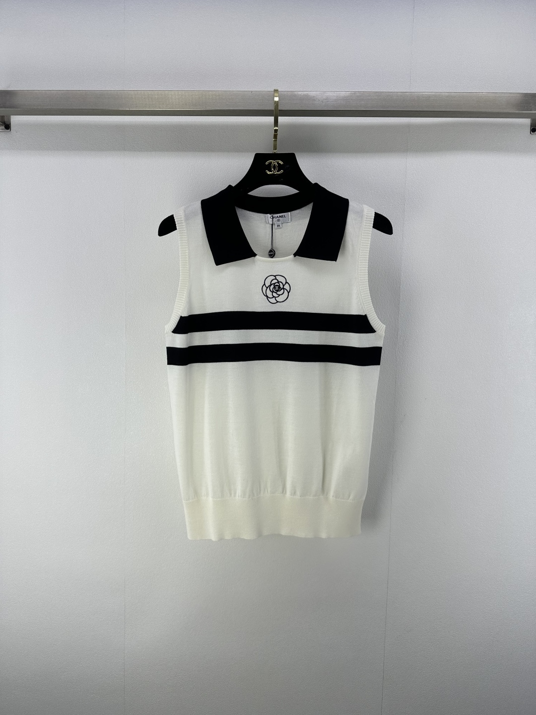 NO:426861,Chane* new details 25 New summer knitted camellia striped lapel vest striped contrasting elements Camellia embellishment on chest simple and big brand color fresh color matching sweet and elegant upper body 2 colors 3 size SML, chanel, alexander wang19860909Chane*上新细节 25 夏季新款针织山茶花条纹翻领背心 条纹撞色元素 胸前山茶花点缀 简约又大牌 配色清新 上身甜美又气质 2色3码SML,,chanel,alexander wang,Women's clothing