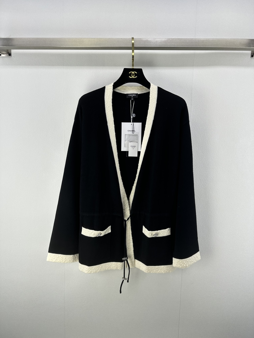 NO:426264,Chane* new details 25A Handicraft workshop series contrasting cardigan yb mold opening logo hardware button bell ~ Customized YB imported yarn weaving, comfortable texture, delicate skin-friendly, knitted cardigan tailoring, classic high-end black and white color drawstring waist design, super slim and temperament on the upper body 1 color 3 code SML, chanel, alexander wang19860909Chane*上新细节 25A 手工坊系列撞色开衫 yb开模logo五金纽扣吊钟~定制YB进口纱线织造 质感舒适 亲肤细腻 针织开衫剪裁 经典高级黑白间色抽绳收腰设计 上身超显瘦气质 1色3码SML,,chanel,alexander wang,Women's clothing