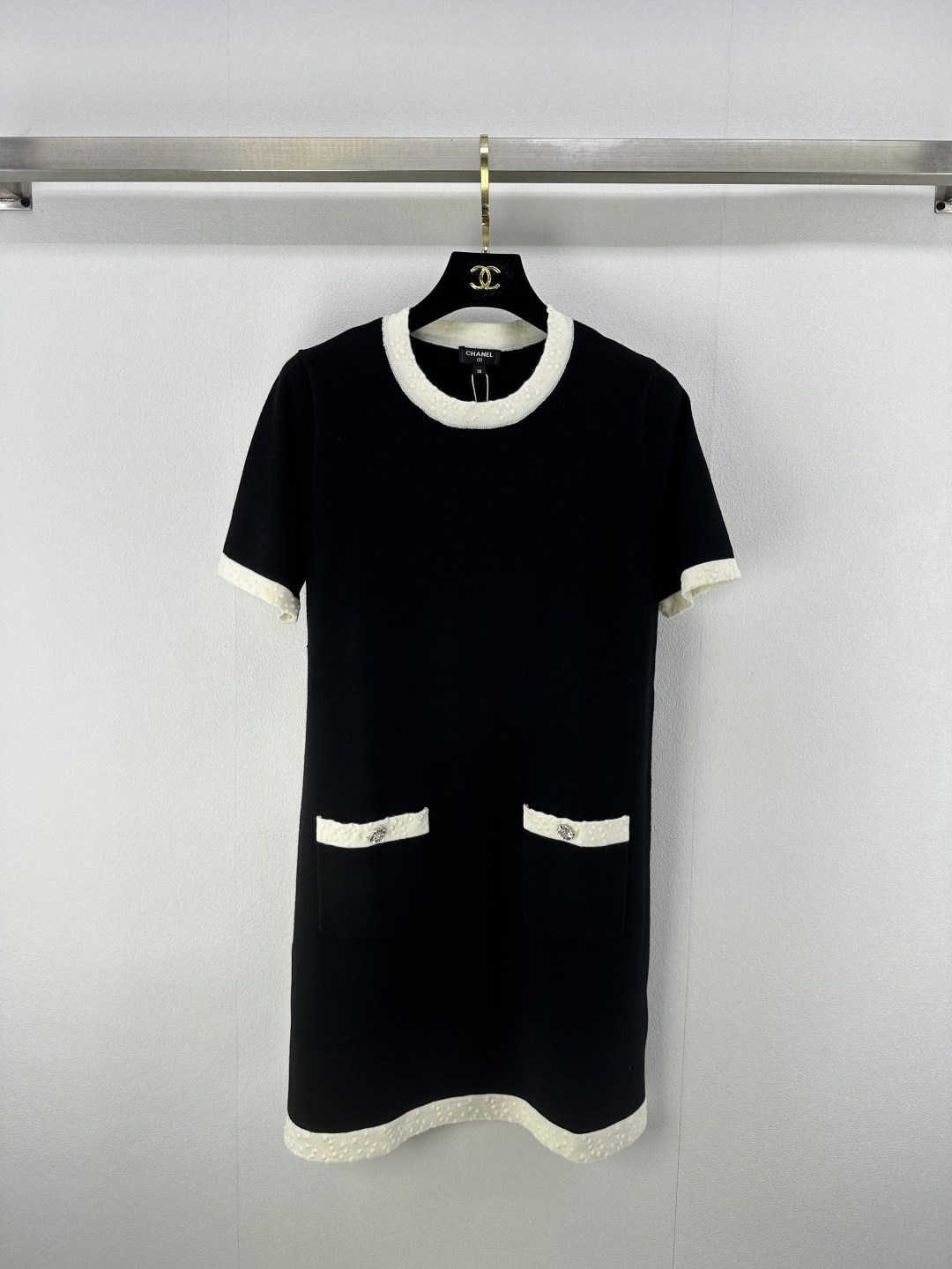 NO:426259,Chane* new details 25A Handicraftshop series Classic high-end black and white contrast spliced ​​short-sleeved skirt Customized YB imported yarn weaving Comfortable texture Skin-friendly delicate Knitted cardigan tailoring Classic high-end black and white color Small pocket decoration YB open mold logo hardware button decoration High-end fashionable temperament versatile 1 color 3 code SML, chanel, skirts, T-shirt, alexander wang19860909Chane*上新细节 25A 手工坊系列 经典高级黑白撞色拼接短袖裙 定制YB进口纱线织造 质感舒适 亲肤细腻 针织开衫剪裁 经典高级黑白间色 小口袋装饰yb开模logo五金纽扣装饰 高级时髦气质百搭 1色3码SML,,chanel,skirts,T-shirt,alexander wang,Women's clothing