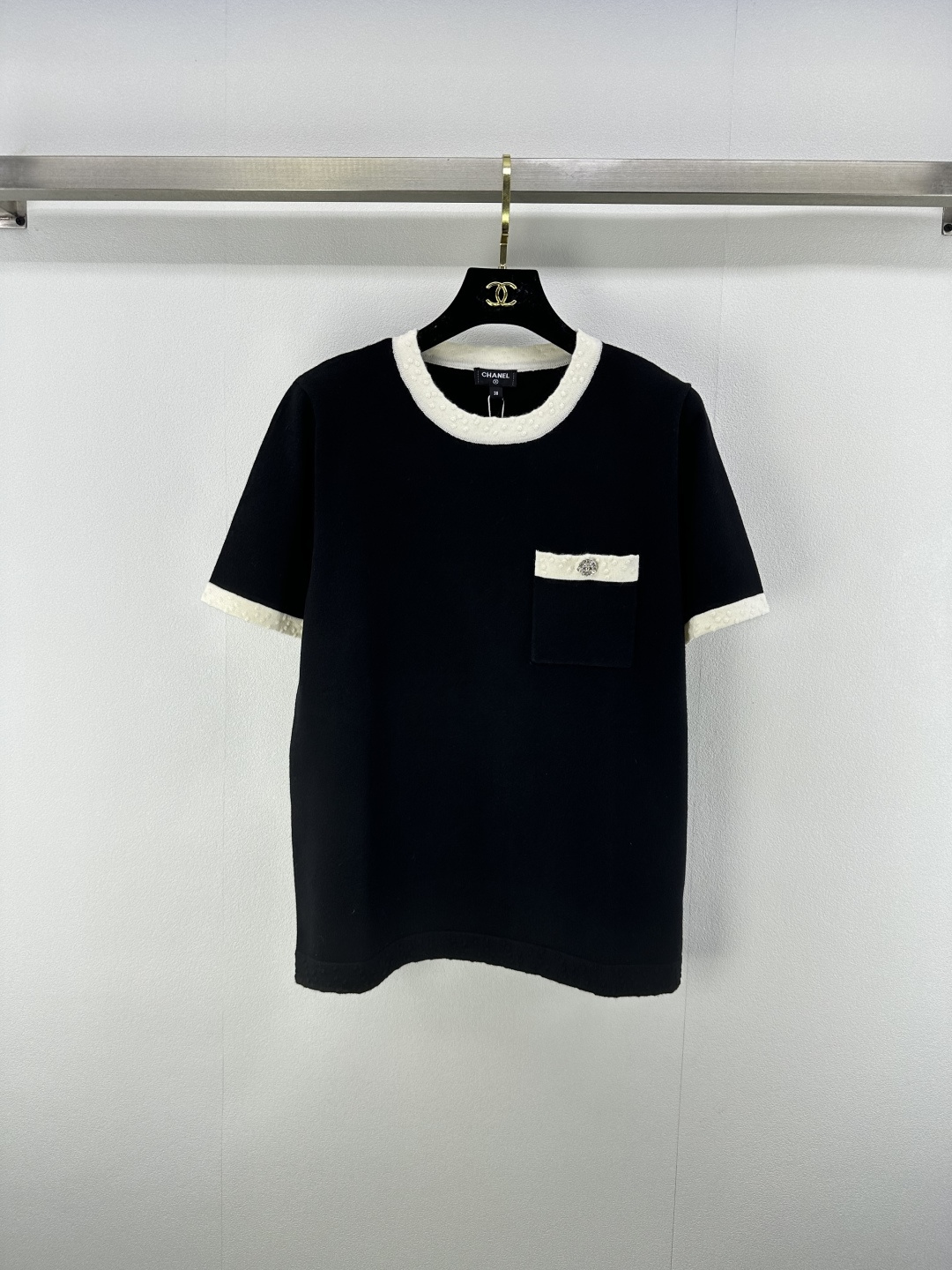 NO:426305,Chane* new details 25A Handicraftshop series Classic high-end black and white contrast splicing short sleeves Customized YB imported yarn weaving Comfortable texture Skin-friendly delicate Knitted cardigan tailoring Classic high-end black and white color Small pocket decoration YB open mold logo hardware button decoration High-end fashionable temperament versatile 1 color 3 code SML, chanel, T-shirt, alexander wang19860909Chane*上新细节 25A 手工坊系列 经典高级黑白撞色拼接短袖 定制YB进口纱线织造 质感舒适 亲肤细腻 针织开衫剪裁 经典高级黑白间色 小口袋装饰yb开模logo五金纽扣装饰 高级时髦气质百搭 1色3码SML,,chanel,T-shirt,alexander wang,Women's clothing