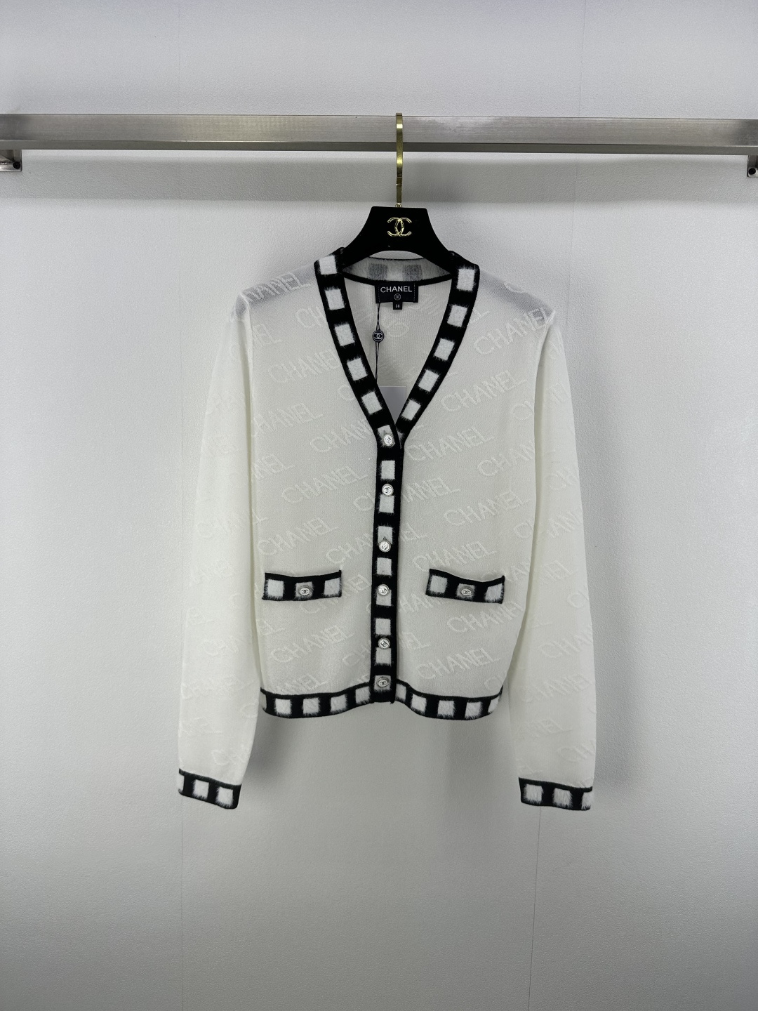 NO:426287,Chane* New Details 25 New Summer Classic Black and White Color-Paired V-neck Cardigan Jacket!  Heavy craftsmanship Swiss machine double weaving positioning wisp craft design. The imported yarn has a great texture, customized metal buckle, the style is not picky for people, the upper body looks huge and slim!  A must-have versatile artifact for white, rich and beautiful women!  2 colors 3 codes SML, chanel, jackets & coats, alexander wang19860909Chane*上新细节 25 夏季新款经典黑白配色v领开衫外套！重工艺瑞士机双织定位缕空工艺设计.进口纱线质感超赞,定制金属扣,版型不挑人版型上身巨显瘦！白富美必备百搭神器！ 2色3码SML,,chanel,jackets & coats,alexander wang,Women's clothing
