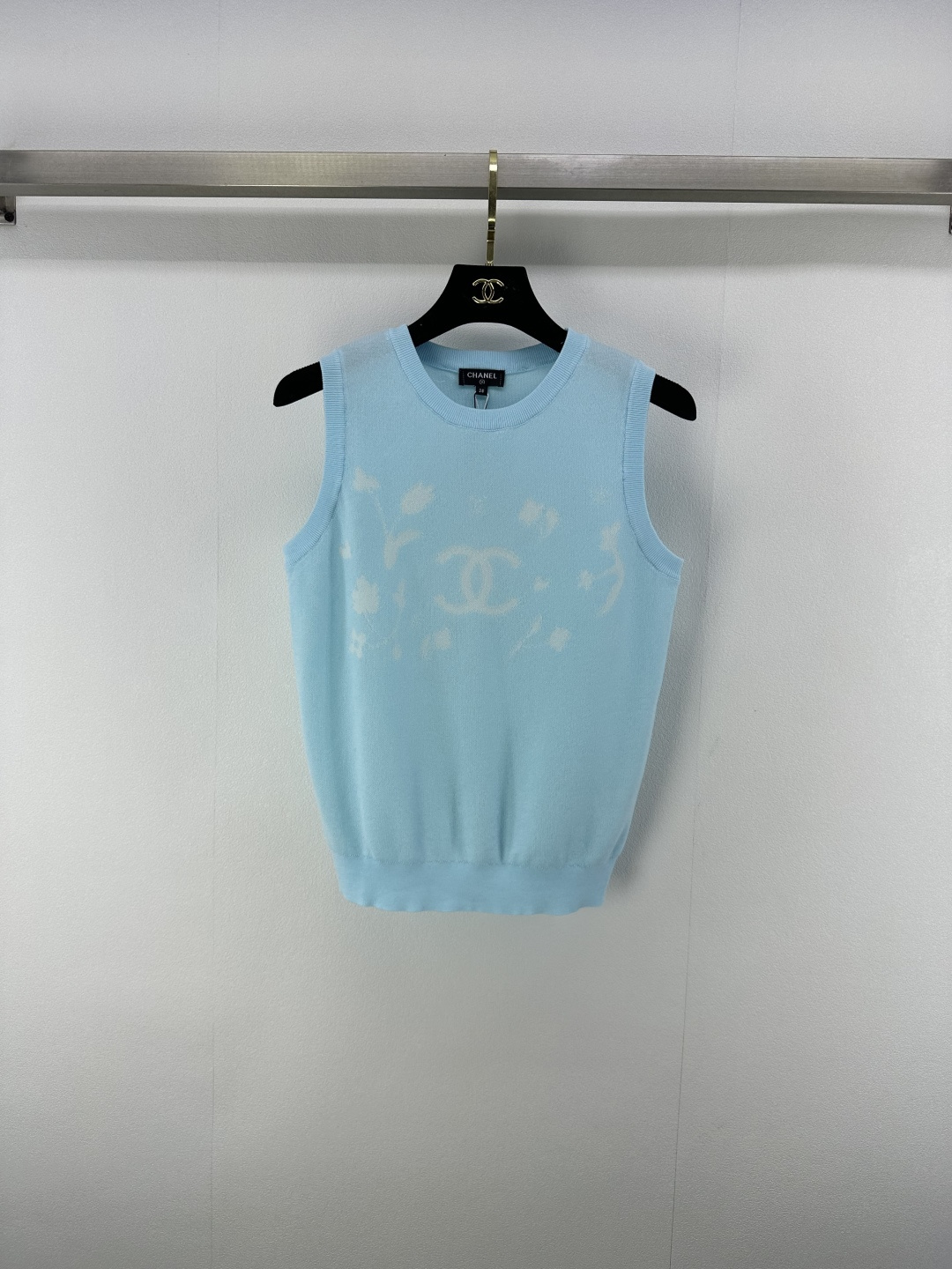 NO:425159,Chane* new details 25 new summer round neck knitted vest contrasting color jacquard letter logo design classic floral pattern fashionable and exquisite light luxury 2 colors 3 codes SML, chanel, alexander wang19860909Chane*上新细节 25 夏季新款圆领针织背心 撞色提花字母logo设计 经典花卉图案 时髦精致轻奢 2色3码SML,,chanel,alexander wang,Women's clothing