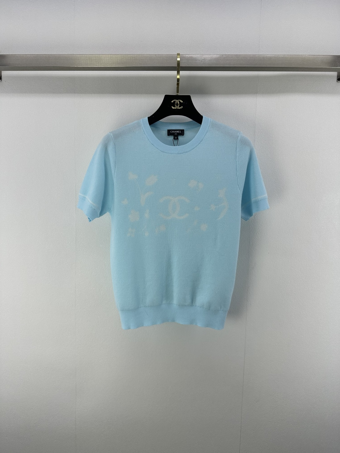 NO:425167,Chane* new details 25 summer new round neck knitted short sleeve contrasting color jacquard letter logo design classic floral pattern fashionable and exquisite light luxury 2 colors 3 codes SML, chanel, T-shirt, alexander wang19860909Chane*上新细节 25 夏季新款圆领针织短袖 撞色提花字母logo设计 经典花卉图案 时髦精致轻奢 2色3码SML,,chanel,T-shirt,alexander wang,Women's clothing