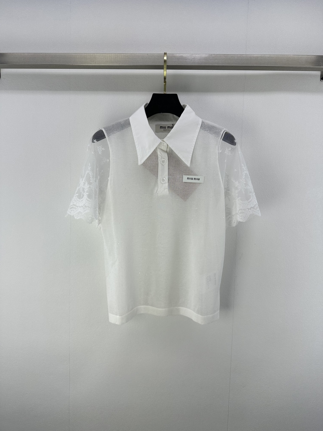 NO:426867,Miumi* new details 25 Spring and summer new lapel spliced ​​lace short sleeves, the upper body is particularly elegant, body beads, spliced ​​lace pattern cuffs, logo logo is classic, fashionable and versatile!  Summer cold fabric 2 colors 3 codes SML, miumiu, T-shirt, alexander wang19860909Miumi*上新细节 25 春夏新款翻领拼接蕾丝短袖 上身特别显气质 衣身珠片 拼接蕾丝花纹袖口 logo徽标经典时尚百搭！夏日冰凉面料 2色3码SML,,miumiu,T-shirt,alexander wang,Women's clothing