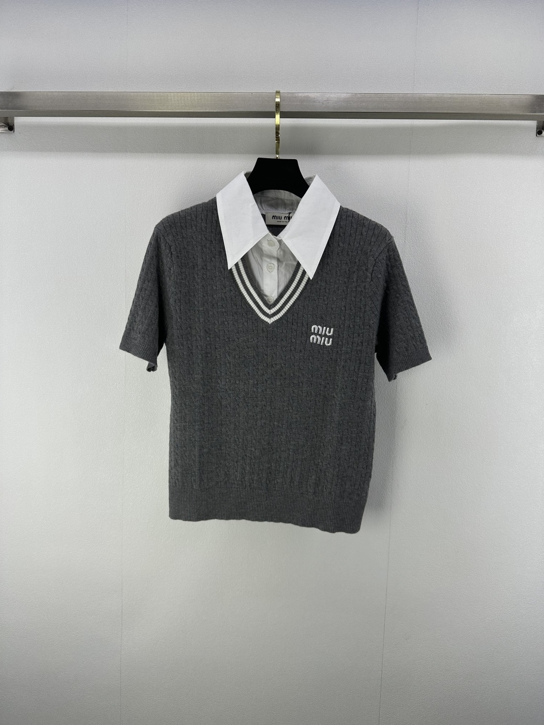 NO:426862,Miumi* new details 25 Summer new lapel contrasting short sleeves, spliced ​​shirt collar design, logo embroidery embellishment and embellishment to highlight the high-end sense of outfits, full of college style, showing a relaxed tone, the first choice for fashionable outfits in all seasons!  2 color 3 code SML, miumiu, T-shirt, alexander wang19860909miumi*上新细节 25 夏季新款翻领撞色短袖 拼接衬衣领设计 logo刺绣点缀修饰 凸显穿搭高级感 学院风满满 尽显松弛调性 四季时尚穿搭首选！ 2色3码SML,,miumiu,T-shirt,alexander wang,Women's clothing