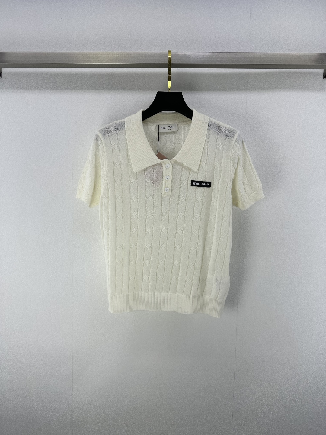 NO:426872,miumi* New details 25 Spring and summer latest twisted crochet lapel short sleeves!  Customized blended material, crochet with twisted patterns, rich layers, and a lazy and relaxed feeling. The classic embroidery logo on the chest adds a high-end and fashionable feeling to the outfit. Regular style, inclusive figure, fashionable dressing style!  2 color 3 code SML, miumiu, T-shirt, alexander wang19860909miumi* 上新细节 25 春夏最新麻花钩织翻领短袖！定制混纺材质 通体麻花纹路钩织 层次丰富 穿出慵懒松弛感 胸前经典刺绣logo给穿搭增添高级时尚感 常规版型 包容身材 穿搭风格时髦！ 2色3码SML,,miumiu,T-shirt,alexander wang,Women's clothing