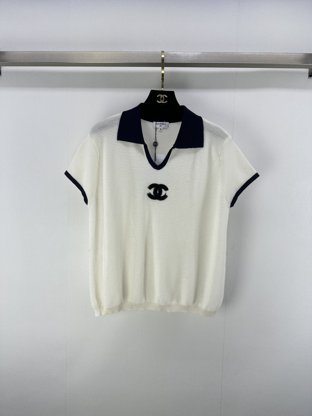 NO:426879,Chane* New Details 25 Spring and Summer Latest Contrast Lapel Knitted Short Sleeves!  Customized wool yarn weaving, high-quality texture, small V-lap with neckline, iconic letter embroidery pattern on the chest, highlighting the brand's personality, highlighting the high-end outfit, light luxury and fashionable temperament, and you can wear it alone and layer it!  2 color 3 code SML, chanel, T-shirt, alexander wang19860909Chane*上新细节 25 春夏最新撞色翻领针织短袖！定制羊毛纱线织造 质感高级舒适 领口小Ｖ翻领 胸前标志性字母刺绣图案 彰显品牌个性 凸显穿搭高级感 轻奢时髦气质 单穿叠穿均可！ 2色3码SML,,chanel,T-shirt,alexander wang,Women's clothing