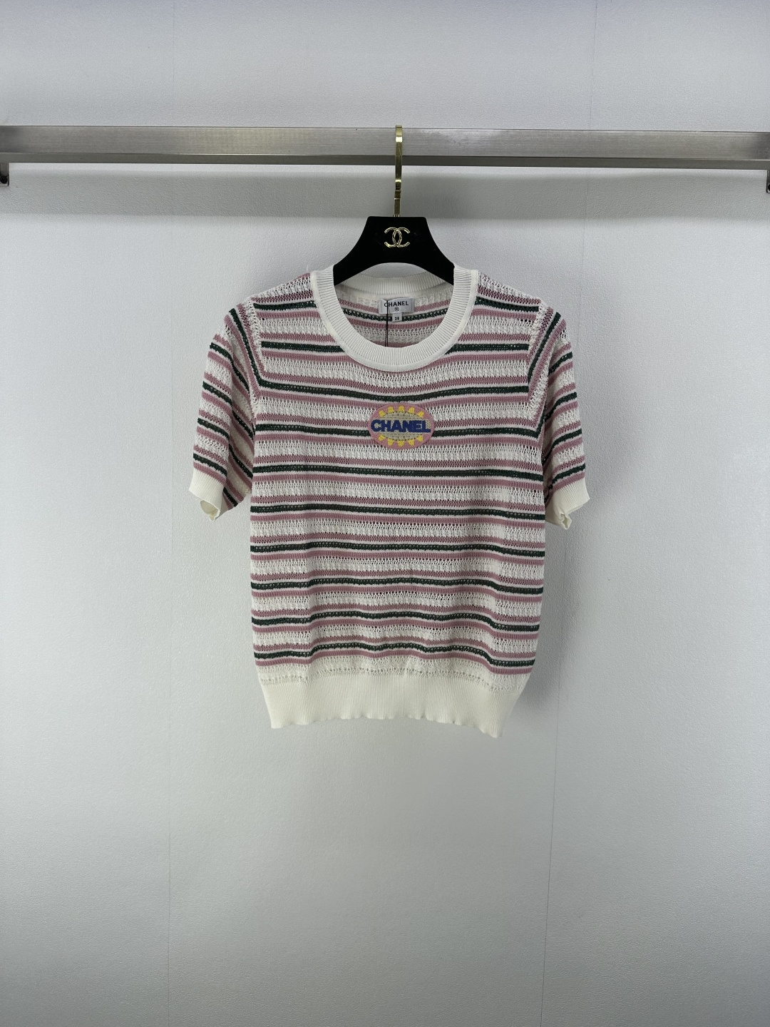 NO:426885,Chane* new details 25 New summer round-neck seal hollow short sleeves full of fragrance, fashionable contrasting stripes, perfect combination of breathable comfort and fashion, easy to control everyday outfits and special occasions, showing high-end and temperament!  1 color 3 code SML, chanel, T-shirt, alexander wang19860909Chane*上新细节 25 夏季新款圆领章仔镂空短袖 小香风满满 撞色条纹时髦 透气舒适与时尚的完美结合 日常穿搭和特殊场合 都能轻松驾驭 展现高级感和气质！ 1色3码SML,,chanel,T-shirt,alexander wang,Women's clothing