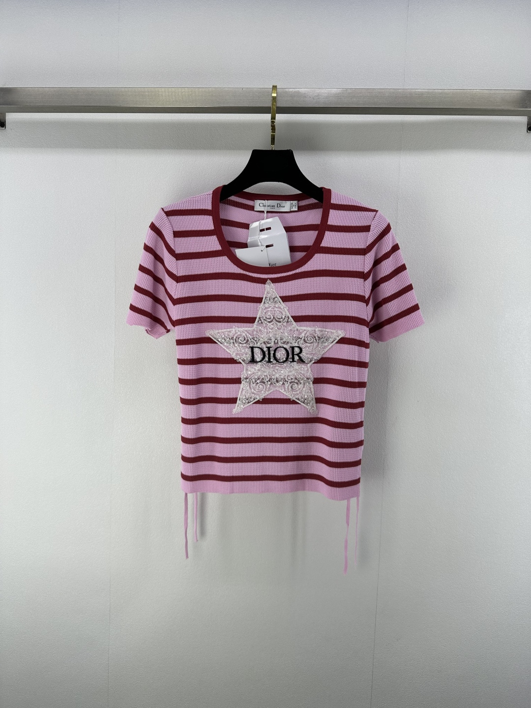 NO:426840,New details on Dio* 25 Spring and summer new round neck striped five-pointed star drawstring short sleeves Side drawstring design fashionable blended yarn texture delicate and cool The five-pointed star pattern on the chest is fashionable and casual The upper body looks slim and tall and versatile 2 colors and 3 SML, dior, T-shirt, alexander wang19860909Dio*上新细节 25 春夏新款圆领条纹五角星抽绳短袖 侧边抽绳设计时髦 混纺纱线质感细腻冰凉 胸前五角星图案时尚随性 上身显瘦高挑又百搭 2色3码SML,,dior,T-shirt,alexander wang,Women's clothing