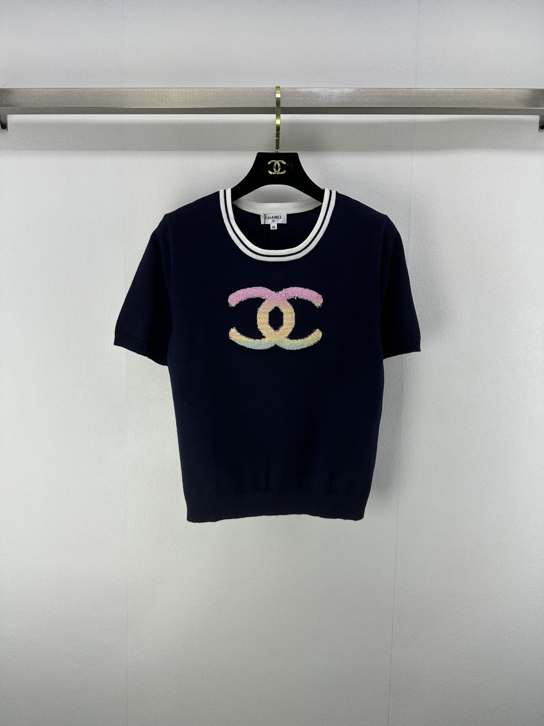 NO:425225,Chane* new details 25 new summer color logo short-sleeved positioning large flocking logo summer refreshing color matching upper body youthful age reduction temperament versatile and elastic versatile and not picky 3 colors 3 size SML, chanel, T-shirt, alexander wang19860909Chane*上新细节 25 夏季新款彩色logo短袖 定位大植绒logo 夏日清爽配色 上身青春减龄 气质百搭显瘦有弹力 百搭不挑人 3色3码SML,,chanel,T-shirt,alexander wang,Women's clothing