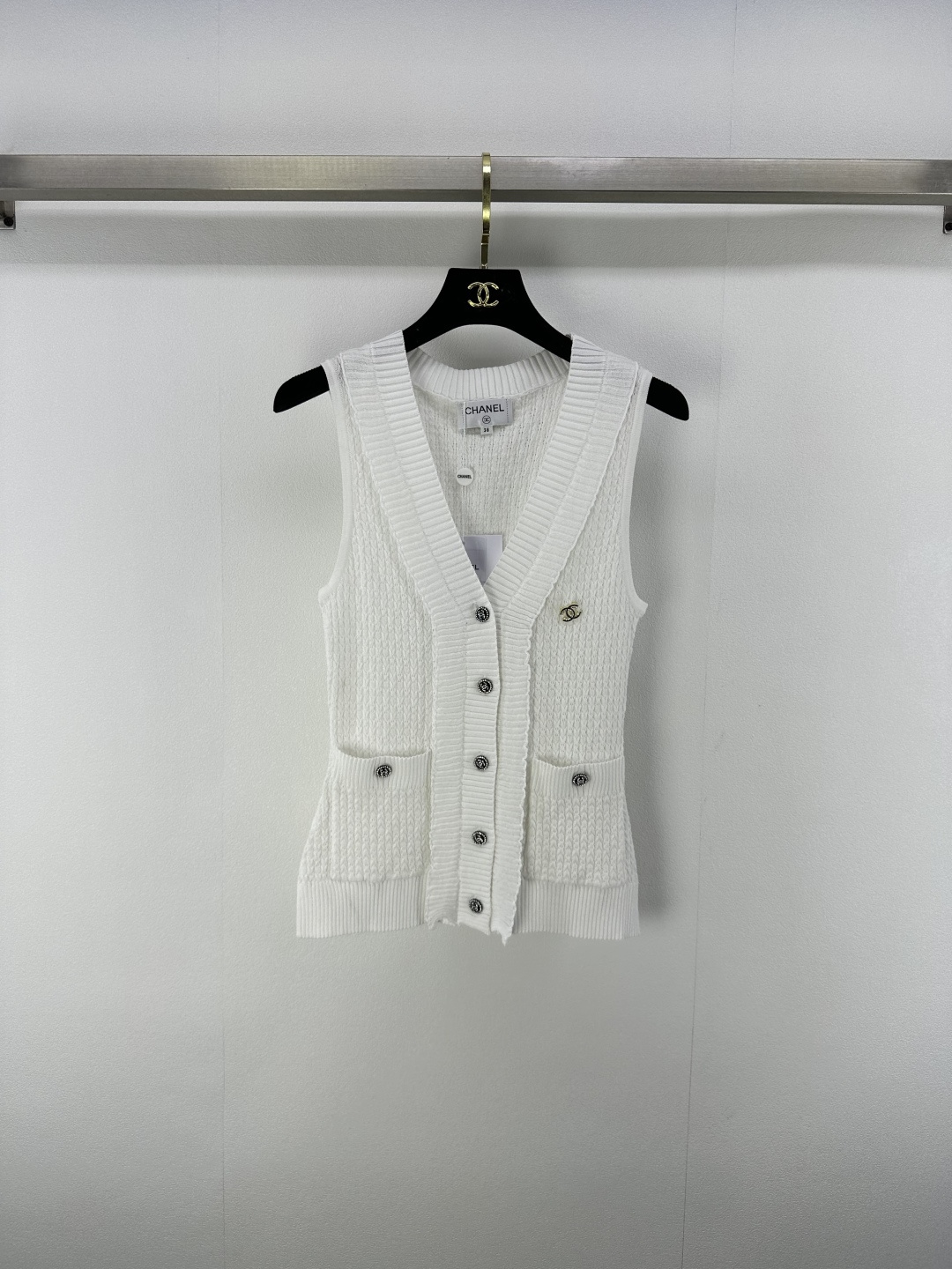 NO:426263,Chane* New Details 25 New Summer Knitted V-neck Cardigan Vest!  Positioning contrasting logo logo, the fabric has a delicate texture. White, rich and beautiful must be used as a magical tool!  The universal and versatile version is super slim!  V-neck age-reducing girls are fashionable and high-end. The imported yarn texture is super comfortable!  Retro girlish temperament!  2 colors 3 codes SML, chanel, alexander wang19860909Chane*上新细节 25 夏季新款针织v领开衫背心！定位撞色logo徽标 面料质感细腻.白富美必入神器！万能百搭版型超显瘦！V领减龄少女时髦又高级.进口纱线质感超舒适！复古少女气质！ 2色3码SML,,chanel,alexander wang,Women's clothing