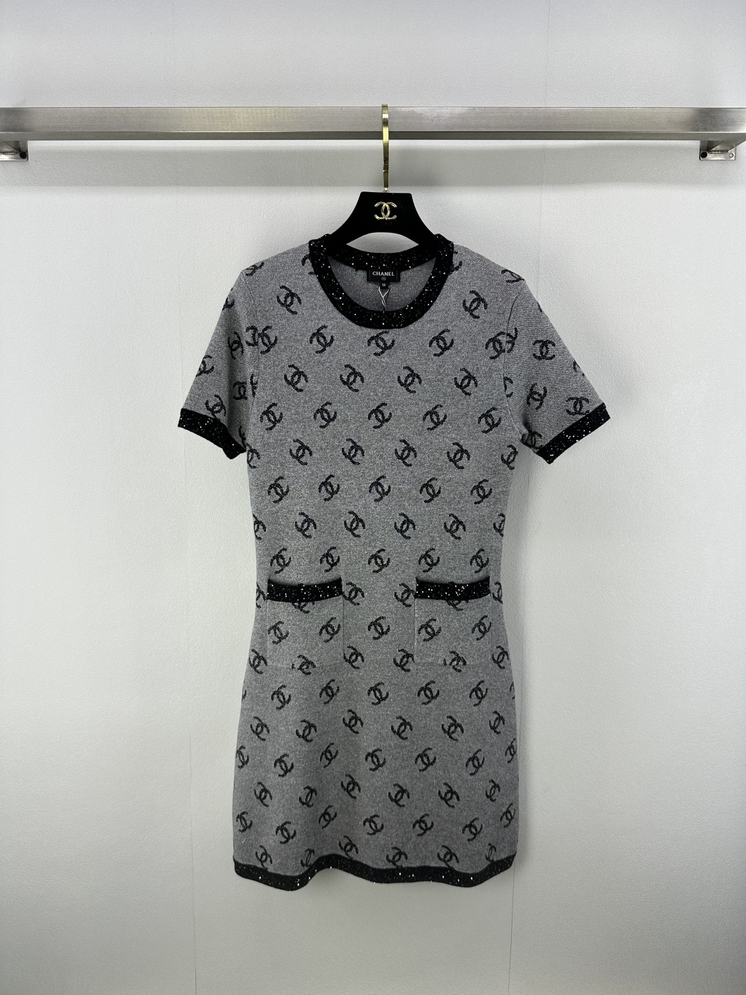 NO:425183,Chane* new details 25 New summer knitted round neck silver wire short-sleeved skirt Classic double C jacquard covered with silver-gray knitted fabric with delicate gloss neckline cuffs hem and pocket edges outlined with flash diamond black edges Delicate full slim fit fit for body everyday commuting Light social scenes The elegance and recognition of the little fragrance style are hidden in these details ~ 1 color 3 codes SML, chanel, skirts, T-shirt, alexander wang19860909Chane*上新细节 25 夏季新款针织圆领银丝短袖裙 经典双C提花铺满银灰针织面料 自带细腻光泽感 领口 袖口 下摆及口袋边缘 用闪钻黑边勾勒 精致度拉满 修身剪裁贴合身形 日常通勤 轻社交场景都适配 小香风的优雅与辨识度 全藏在这些细节里～ 1色3码SML,,chanel,skirts,T-shirt,alexander wang,Women's clothing