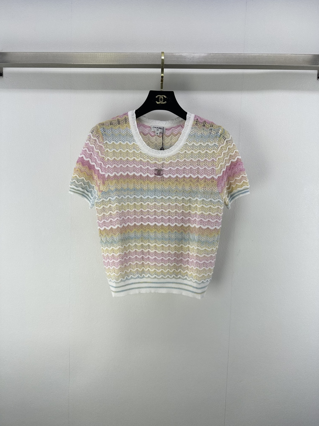 NO:427531,CHANE* New Details 25 The latest in summer hollow wavy colored striped short sleeves!  Customized wool yarn weaving, high-quality texture and breathable, knitted short-sleeved tailoring, fine crochet texture, outline a variety of interlaced patterns and striped contrasting patterns, highlighting the high-end feeling of outfits, threaded edges on the neckline, loose and slightly transparent, and slimming, showing a loose tone. The double C logo on the chest highlights the light luxury and fashionable temperament. You can wear it alone and layer it. The first choice for fashionable outfits in all seasons!  2 color 3 code SML, chanel, T-shirt, alexander wang19860909CHANE* 上新细节 25 夏季最新镂空波浪彩色条纹短袖！定制羊毛纱线织造 质感高级透气 针织短袖剪裁 通体利用细密钩针肌理 勾勒出多种花纹交错图案配合条纹撞色图案 凸显穿搭高级感 领口采用螺纹收边 宽松微透更显瘦 尽显松弛调性 胸前渐变双C徽标 凸显轻奢时髦气质 单穿叠穿均可 四季时尚穿搭首选！ 2色3码SML,,chanel,T-shirt,alexander wang,Women's clothing