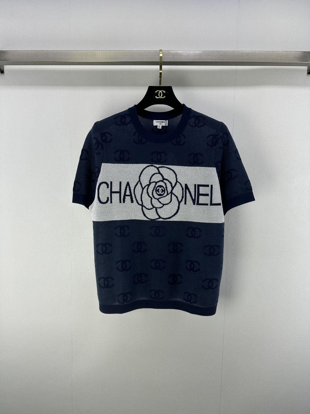 NO:426258,CHAN*L New Details 25 The latest camellia inlay round neck short sleeves in summer!  White, rich and beautiful must be used as a magical tool!  The hollow design and the logo inlaying process are very recognizable!  The elegance and recognition of Xiaoxiangfeng are hidden in these details~ 2 colors and 3 codes SML, chanel, T-shirt, alexander wang19860909CHAN*L 上新细节 25 夏季最新山茶花嵌花圆领短袖！白富美必入神器！镂空设计,logo嵌花工艺极具辨识度！小香风的优雅与辨识度 全藏在这些细节里～ 2色3码SML,,chanel,T-shirt,alexander wang,Women's clothing