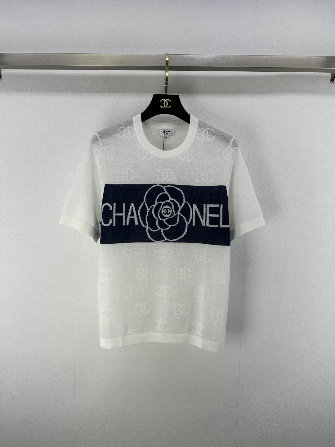 NO:426315,CHAN*L New Details 25 The latest camellia inlay round neck short sleeves in summer!  White, rich and beautiful must be used as a magical tool!  The hollow design and the logo inlaying process are very recognizable!  The elegance and recognition of Xiaoxiangfeng are hidden in these details~ 2 colors and 3 codes SML, chanel, T-shirt, alexander wang19860909CHAN*L 上新细节 25 夏季最新山茶花嵌花圆领短袖！白富美必入神器！镂空设计,logo嵌花工艺极具辨识度！小香风的优雅与辨识度 全藏在这些细节里～ 2色3码SML,,chanel,T-shirt,alexander wang,Women's clothing