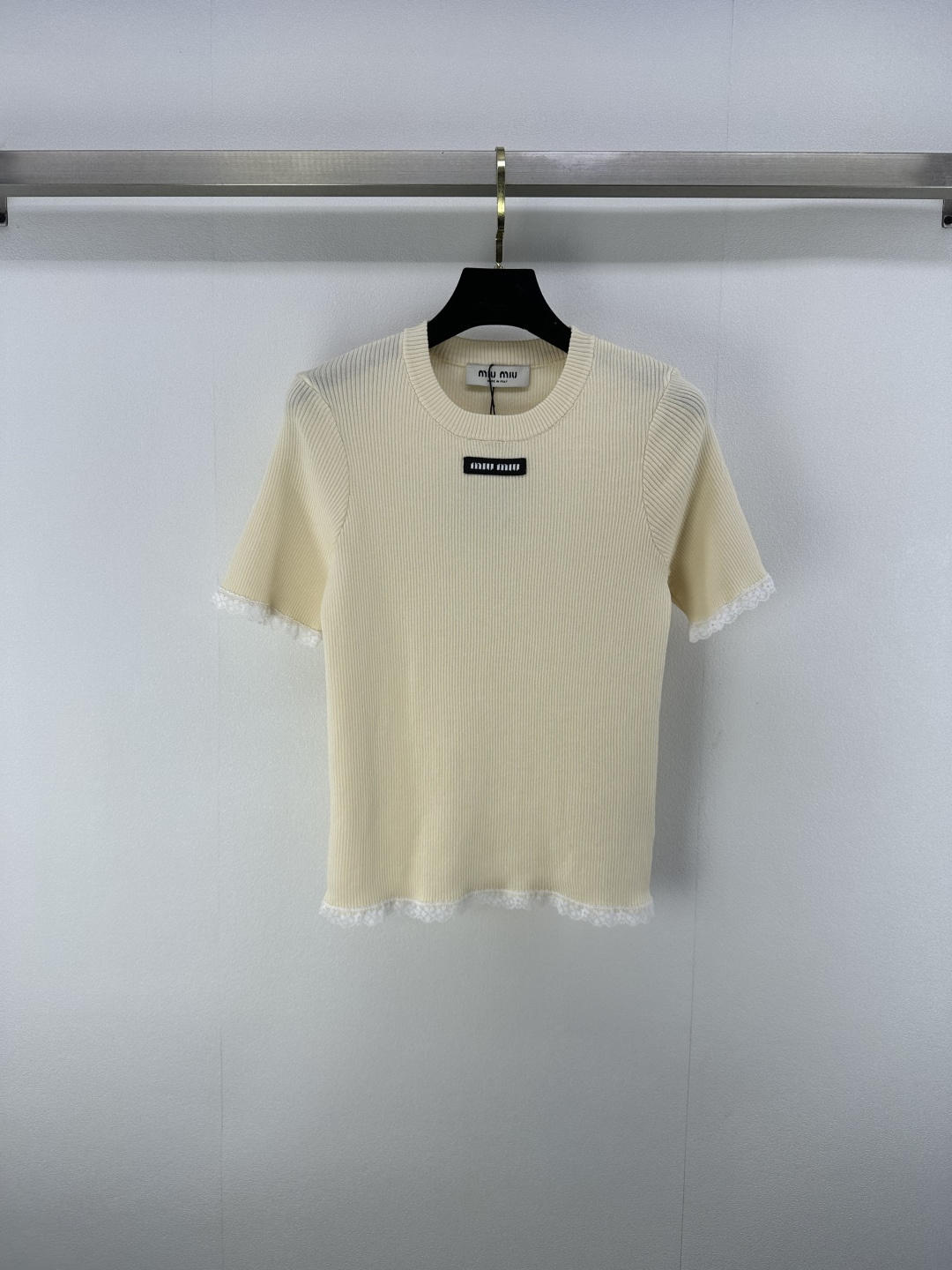 NO:426279,Miumi* new details 25 spring and summer new knitted round neck short sleeves lace edge decoration classic brand letter logo embellishment exquisite fashionable age-reducing versatile 2 colors 3 codes SML, miumiu, T-shirt, alexander wang19860909Miumi*上新细节 25 春夏新款针织圆领短袖 蕾丝包边装饰 经典品牌字母logo章仔点缀 精致时髦减龄百搭 2色3码SML,,miumiu,T-shirt,alexander wang,Women's clothing