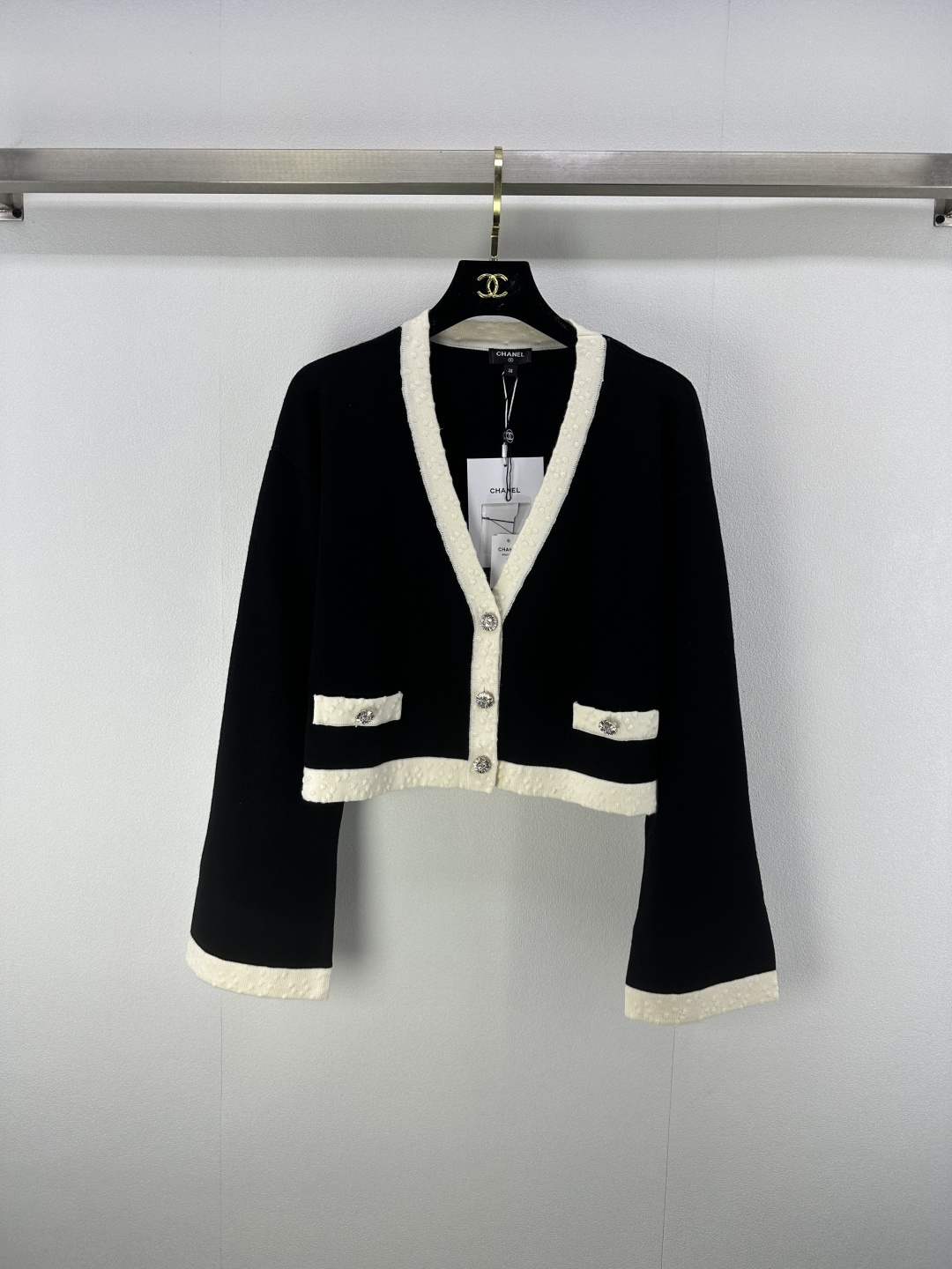 NO:426274,Chane* new details 25A Handicraft workshop series contrasting color v-neck cardigan yb mold opening logo hardware ~ Customized YB imported yarn weaving Comfortable texture and delicate skin-friendly Knitted short cardigan tailoring Classic high-end black and white color The upper body is super slim and elegant 1 color 3 code SML, chanel, alexander wang19860909Chane*上新细节 25A 手工坊系列撞色v领开衫 yb开模logo五金~定制YB进口纱线织造 质感舒适 亲肤细腻 针织短开衫剪裁 经典高级黑白间色 上身超显瘦气质 1色3码SML,,chanel,alexander wang,Women's clothing