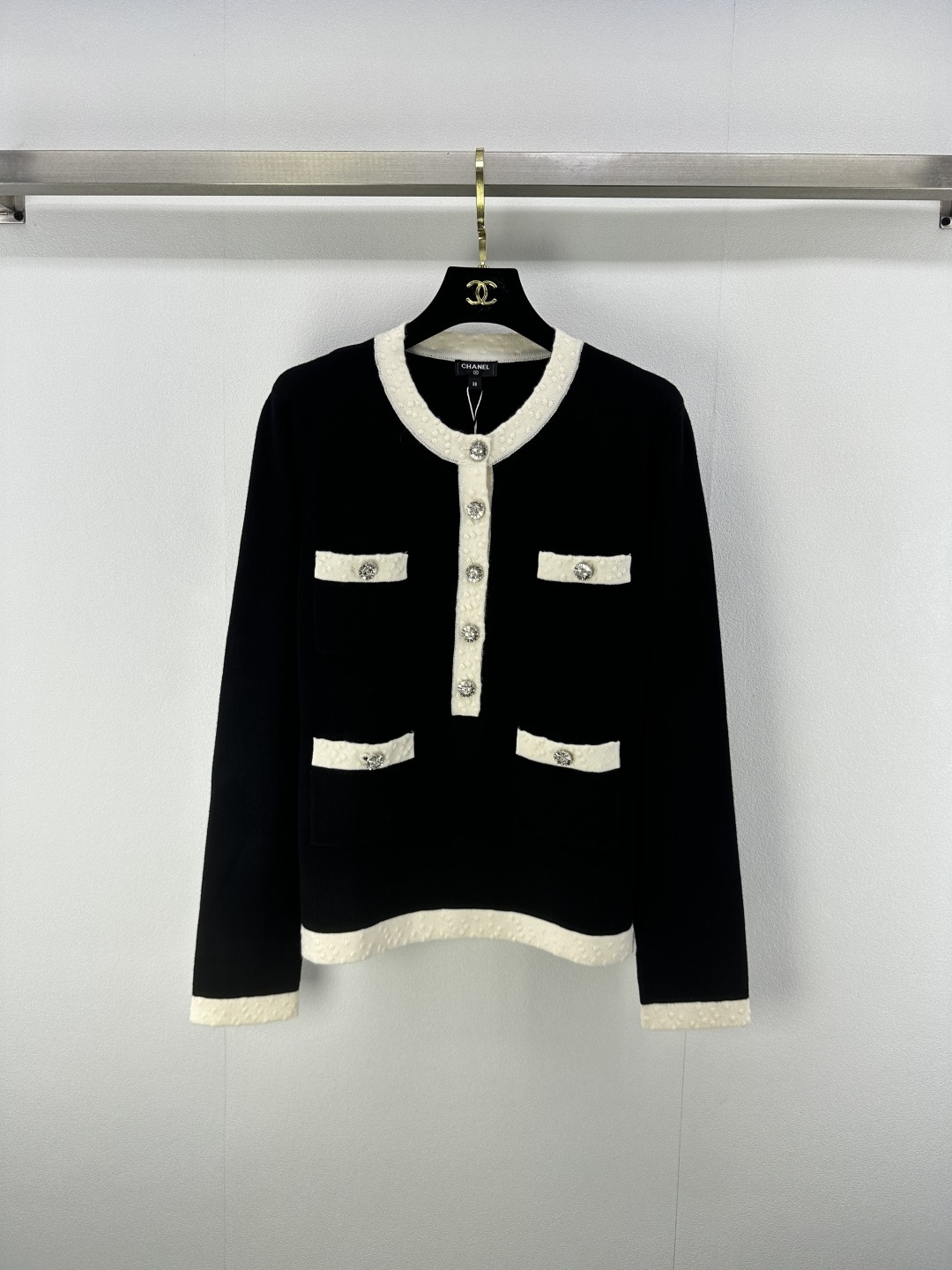 NO:426269,Chane* new details 25A Handicraftshop series Classic high-end black and white contrast splicing long sleeves Customized YB imported yarn weaving Comfortable texture Skin-friendly delicate Knitted long-sleeved cut Classic high-end black and white inter-color Four-pocket decoration YB open mold logo hardware button decoration High-end fashionable temperament versatile 1 color 3 code SML, chanel, alexander wang19860909Chane*上新细节 25A 手工坊系列 经典高级黑白撞色拼接长袖 定制YB进口纱线织造 质感舒适 亲肤细腻 针织长袖剪裁 经典高级黑白间色 四口袋装饰yb开模logo五金纽扣装饰 高级时髦气质百搭 1色3码SML,,chanel,alexander wang,Women's clothing