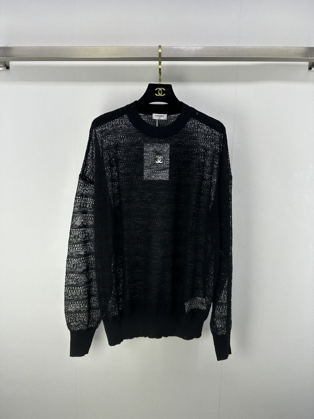 NO:427543,CHANE* New Details 25 The latest cutout knitted long sleeves for summer!  Customized wool yarn weaving, high-quality and breathable texture, knitted long-sleeved top cut, the whole body is interwoven with fine crochet texture, outlines the pattern with hollowed out lines, highlighting the high-end feeling of outfit, the neckline cuffs and hem threads are edged, elastic and comfortable, loose and slightly transparent, and slimming, showing the relaxed tone, and you can wear it alone!  2 colors 3 codes SML, chanel, alexander wang19860909CHANE* 上新细节 25 夏季最新镂空针织长袖！定制羊毛纱线织造 质感高级透气 针织长袖上衣剪裁 通体利用细密钩针肌理交织 勾勒出花纹图案配合镂空纹路 凸显穿搭高级感 领口袖口和下摆螺纹收边 弹力舒适 宽松微透更显瘦 尽显松弛调性 单穿叠穿均可！ 2色3码SML,,chanel,alexander wang,Women's clothing