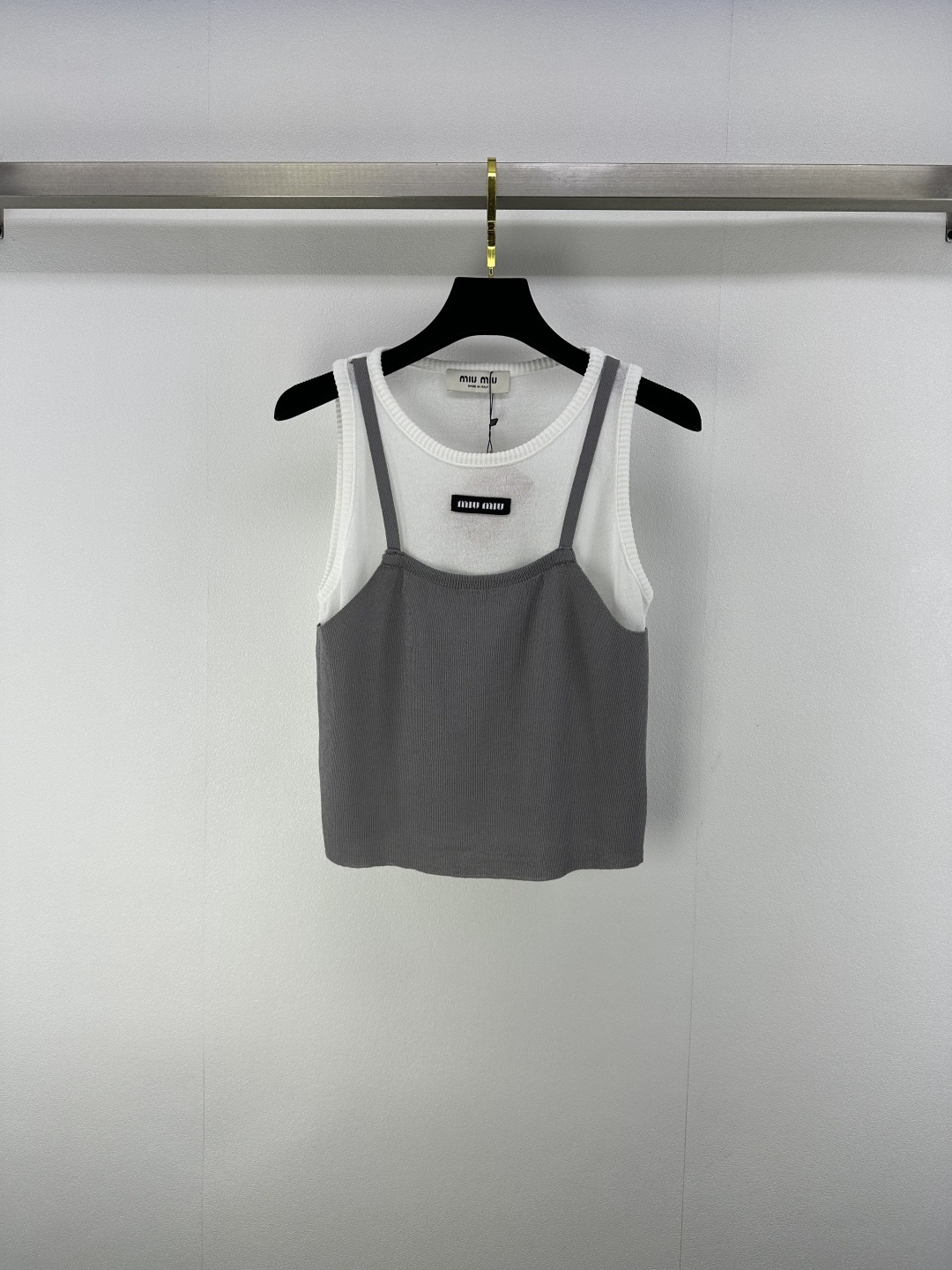 NO:426281,Miumi* new details 25 New summer knitted fake two-piece vest, fake two-piece design, small sexy custom logo logo logo upper body youthful age reduction, temperament versatile and slim and elastic, versatile and not picky 2 colors 3 size SML,,miumiu,alexander wang19860909miumi*上新细节 25 夏季新款针织假两件背心 假两件设计小性感 定制徽标logo标志上身青春减龄 气质百搭显瘦有弹力 百搭不挑人 2色3码SML,,miumiu,alexander wang,Women's clothing