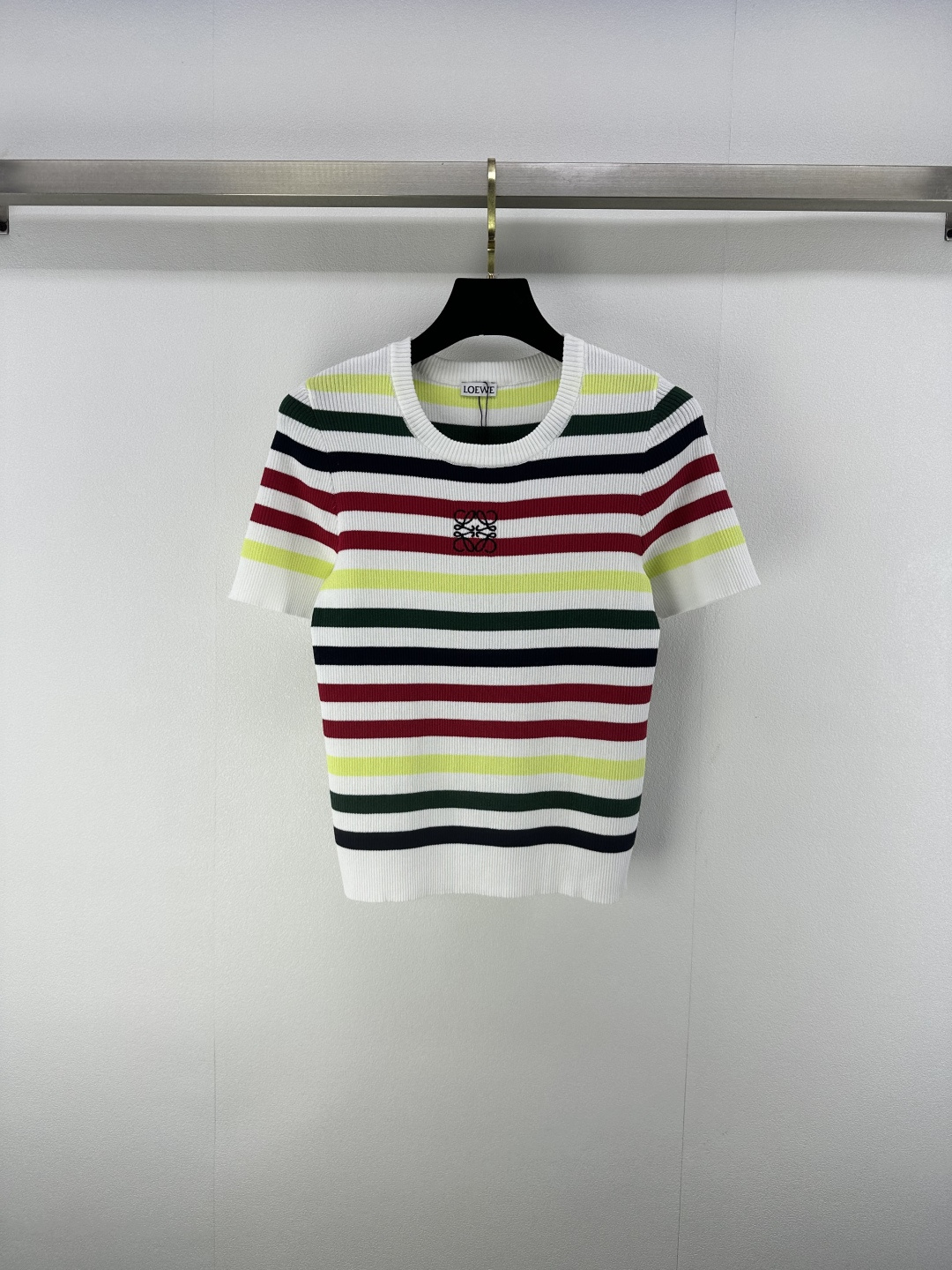 NO:426268,Loew* New Details 25 Spring and Summer Latest Letter Embroidery Striped Knitted Short Sleeves!  Customized YB silk wool yarn wool is soft and comfortable, fashionable and slimming, and the logo letter embroidery on the chest demonstrates the brand tone. The contrasting stripes all over the body are classic and durable!  1 color 3 code SML, loewe, T-shirt, alexander wang19860909loew*上新细节 25 春夏最新字母刺绣条纹针织短袖！定制YB丝毛纱线织造 柔软舒适 洋气显瘦 胸前标志字母刺绣 彰显品牌调性 通体条纹撞色经典耐看！ 1色3码SML,,loewe,T-shirt,alexander wang,Women's clothing