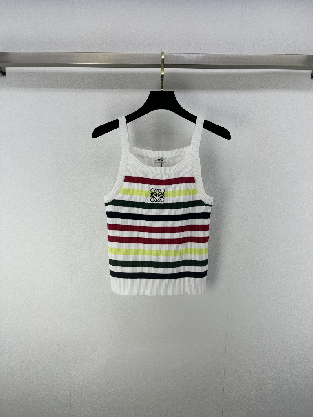 NO:426273,Loew* New Details 25 Spring and Summer Latest Letter Embroidered Striped Sling Vest!  Customized YB silk wool yarn wool is soft and comfortable, fashionable and slimming, and the logo letter embroidery on the chest demonstrates the brand tone. The contrasting stripes all over the body are classic and durable!  1 color 3 code SML, loewe, alexander wang19860909loew*上新细节 25 春夏最新字母刺绣条纹吊带背心！定制YB丝毛纱线织造 柔软舒适 洋气显瘦 胸前标志字母刺绣 彰显品牌调性 通体条纹撞色经典耐看！ 1色3码SML,,loewe,alexander wang,Women's clothing