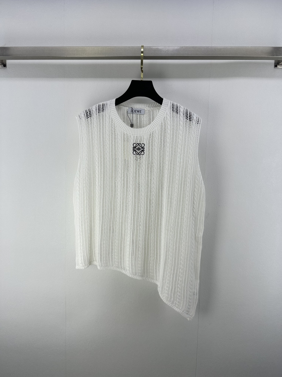 NO:427537,Loew* New details 25 Spring and summer latest hollow round neck irregular vest!  The fabric is delicate and soft, sagging and refreshing, exquisite knitted short-sleeved style, embroidered with letters and logo patterns on the chest, strong retro college style, playful and age-reducing, easy to control when traveling or gatherings!  2 color 3 code SML, loewe, T-shirt, alexander wang19860909loew*上新细节 25 春夏最新镂空圆领不规则背心！ 面料细腻柔软 垂顺冰爽 精致针织短袖版型 胸前刺绣点缀字母徽标图案 复古学院风格强烈 俏皮减龄显白 日常出行或轻松聚会轻松驾驭！ 2色3码SML,,loewe,T-shirt,alexander wang,Women's clothing