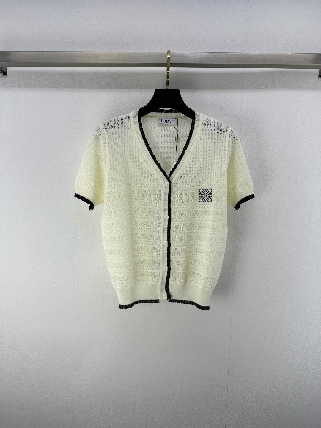 NO:427548,Loew* New details 25 Spring and summer latest hollow v-neck contrasting short sleeves!  The fabric is delicate and soft, sagging and refreshing, exquisite knitted short-sleeved style, embroidered with letters and logo patterns on the chest, strong retro college style, playful and age-reducing, easy to control when traveling or gatherings!  2 color 3 code SML, loewe, T-shirt, alexander wang19860909loew*上新细节 25 春夏最新镂空v领撞色短袖！ 面料细腻柔软 垂顺冰爽 精致针织短袖版型 胸前刺绣点缀字母徽标图案 复古学院风格强烈 俏皮减龄显白 日常出行或轻松聚会轻松驾驭！ 2色3码SML,,loewe,T-shirt,alexander wang,Women's clothing