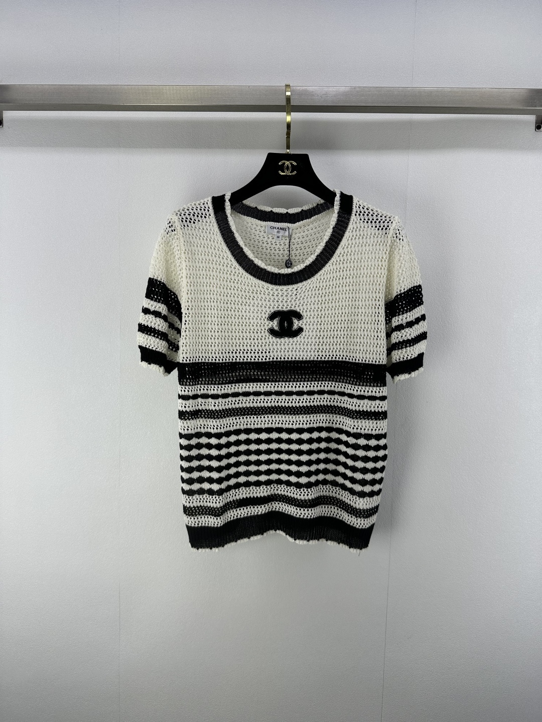 NO:426310,New details on Chane* 25 Spring and summer latest round neck hollow lace short sleeves!  Customized YB blended material woven, soft and skin-friendly, comfortable and stylish, the collar cuffs are edging threads echo the hem, the contrasting color logo on the chest, the short style is not picky!  2 color 3 code SML, chanel, T-shirt, alexander wang19860909Chane*上新细节 25 春夏最新圆领镂空花边短袖！定制YB混纺材质织造 柔软亲肤 舒适有型 通体领口袖口包边螺纹与下摆呼应 胸前撞色logo徽标装饰 短 版型不挑人！ 2色3码SML,,chanel,T-shirt,alexander wang,Women's clothing