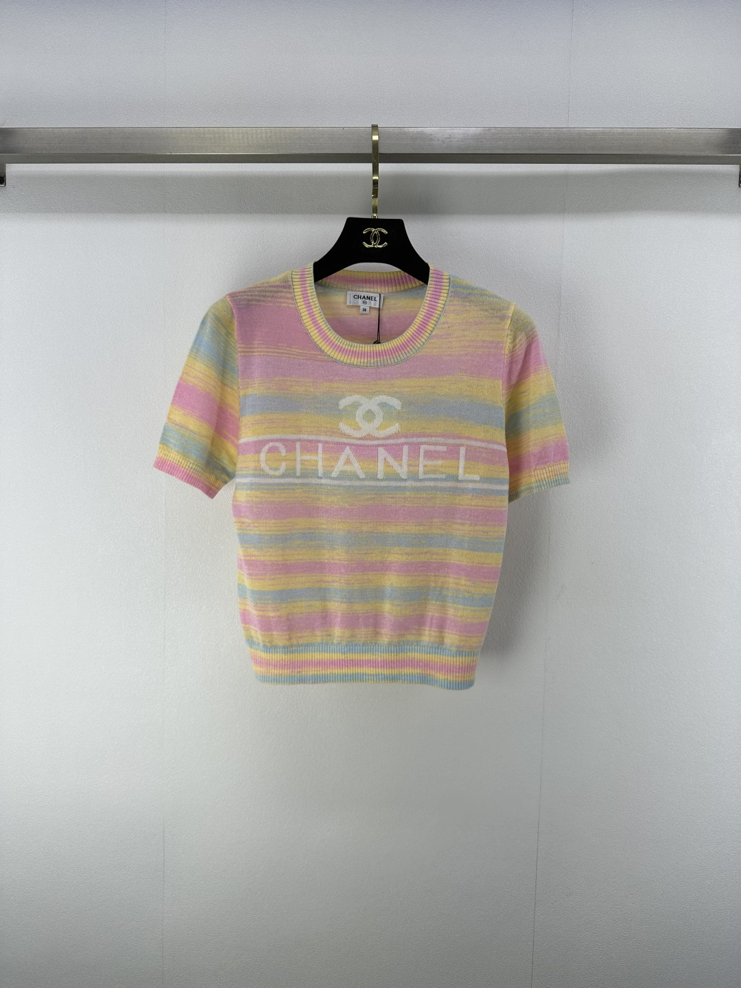 NO:427552,Chane* New Details 25 Spring and Summer Latest Contrast Colorful Yarn Short Sleeves!  Customized YB wool knitted material, comfortable, soft and elastic, round neck knitted short-sleeved cut, the whole body alternates with gradients, bold and avant-garde and futuristic atmosphere, comfortable and elastic, slim fit, slim and fashionable, 2 colors, 3 codes, SML, chanel, T-shirt, alexander wang19860909Chane*上新细节 25 春夏最新撞色彩纱短袖！定制YB羊毛针织材质 舒适软糯 弹力十足 圆领针织短袖裁剪 通体以渐变交替和 用色大胆充满前卫未来气息 舒适有弹力 修身版型 显瘦时髦 2色3码SML,,chanel,T-shirt,alexander wang,Women's clothing