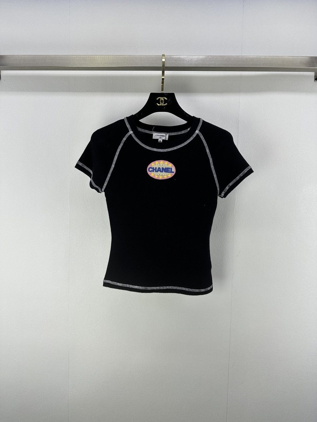 NO:426303,Chane* new details 25 New summer round-necked short-sleeved short-sleeved style full of fragrance, fashionable contrasting edge lines, perfect combination of breathable comfort and fashion, easy to control everyday outfits and special occasions, showing high-end and temperament!  3 color 3 code SML, chanel, T-shirt, alexander wang19860909Chane*上新细节 25 夏季新款圆领章仔短袖 小香风满满 撞色边缘线时髦 透气舒适与时尚的完美结合 日常穿搭和特殊场合 都能轻松驾驭 展现高级感和气质！ 3色3码SML,,chanel,T-shirt,alexander wang,Women's clothing