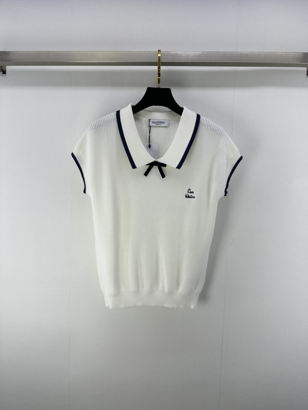 NO:426300,valentin* new details 25 Summer new contrast knitted lapel vest Customized YB blended yarn weaving High-quality texture Gloss and comfortable Knitted lapel vest tailoring Bow decoration Highlights The collar contrast outlines the cuffs with contrasting color thread lace, elastic and tighter, more refined, slim outfit, the style is inclusive of the figure, fully showing a relaxed tone, highlighting the light luxury and fashionable temperament, single-fitting layering, the first choice for fashionable outfits in all seasons. 1 color 3 SML, valentino, alexander wang19860909valentin*上新细节 25 夏季新款撞色针织翻领背心 定制YB混纺纱线织造 质感高级 光泽舒适 针织翻领背心剪裁 蝴蝶结装饰 凸显穿搭高级感 领口撞色勾勒袖口采用撞色螺纹花边 弹性松紧更显精致 穿搭显瘦 版型包容身材 尽显松弛调性 凸显轻奢时髦气质 单穿叠穿均可 四季时尚穿搭首选. 1色3码SML,,valentino,alexander wang,Women's clothing